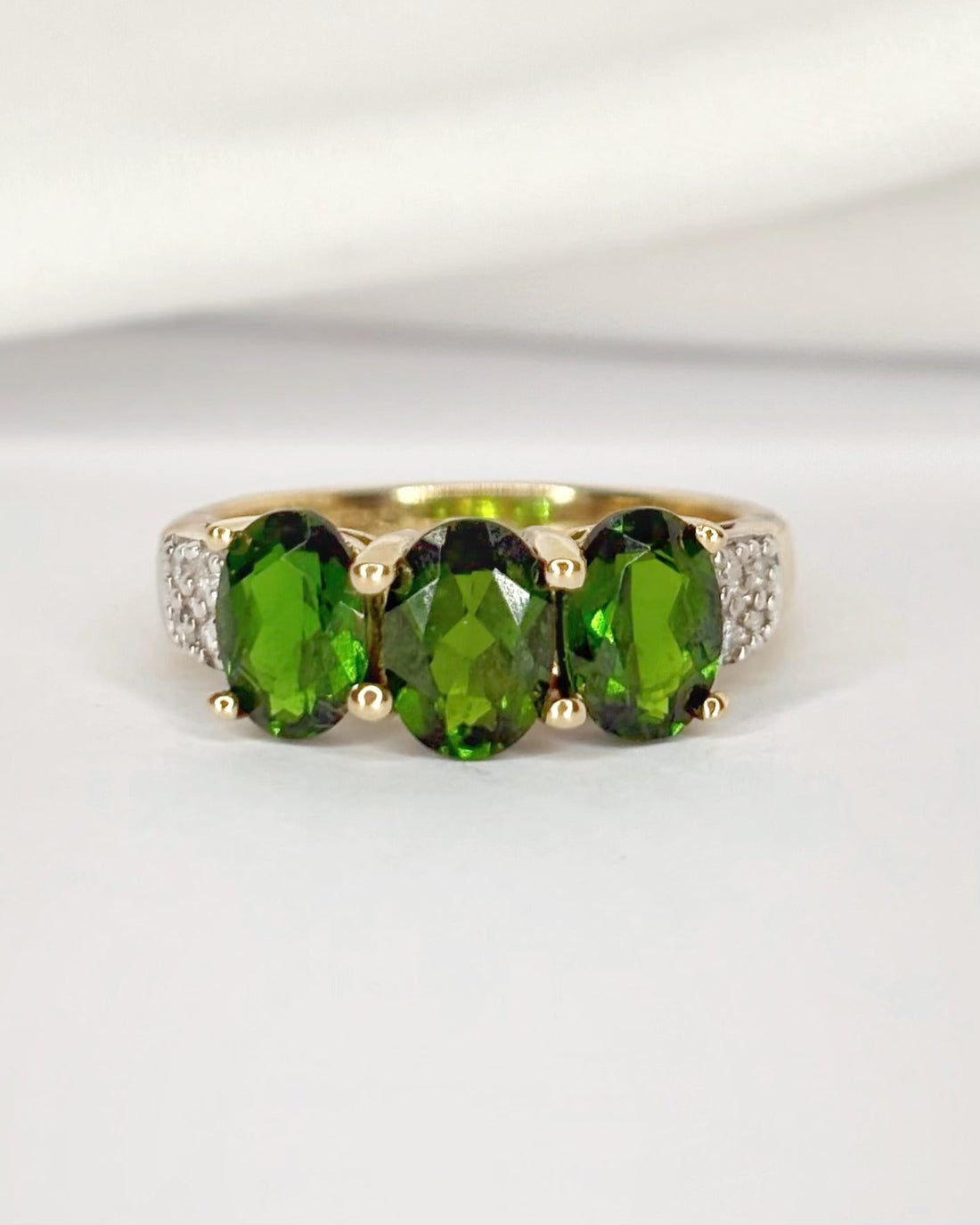 Bague Rivière Diopsides 2.49 carats &amp; Diamants "Chloé" - Elliade Paris