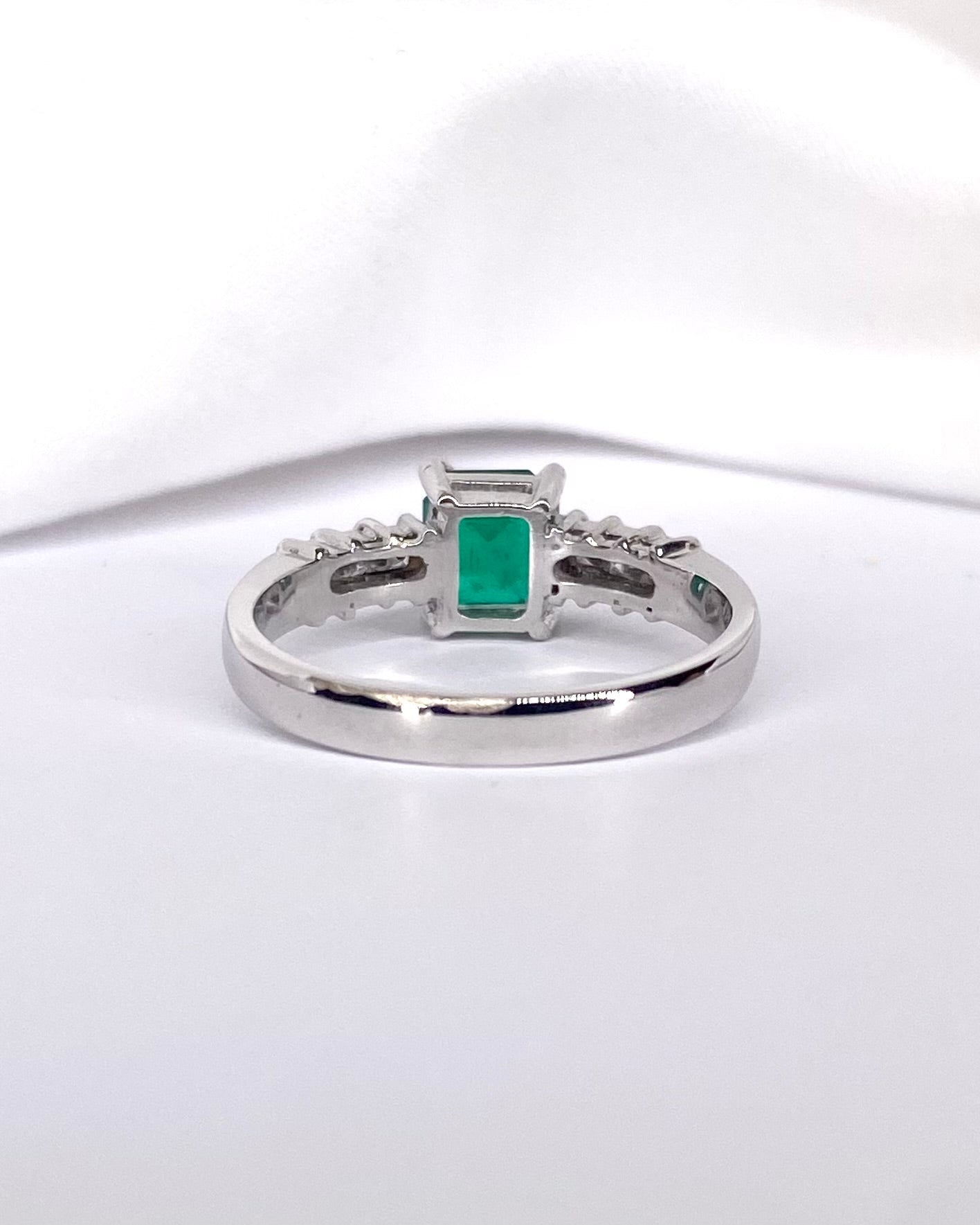 Bague Rivière Émeraude 1.15 carat &amp; Diamants "Tania" - Elliade Paris