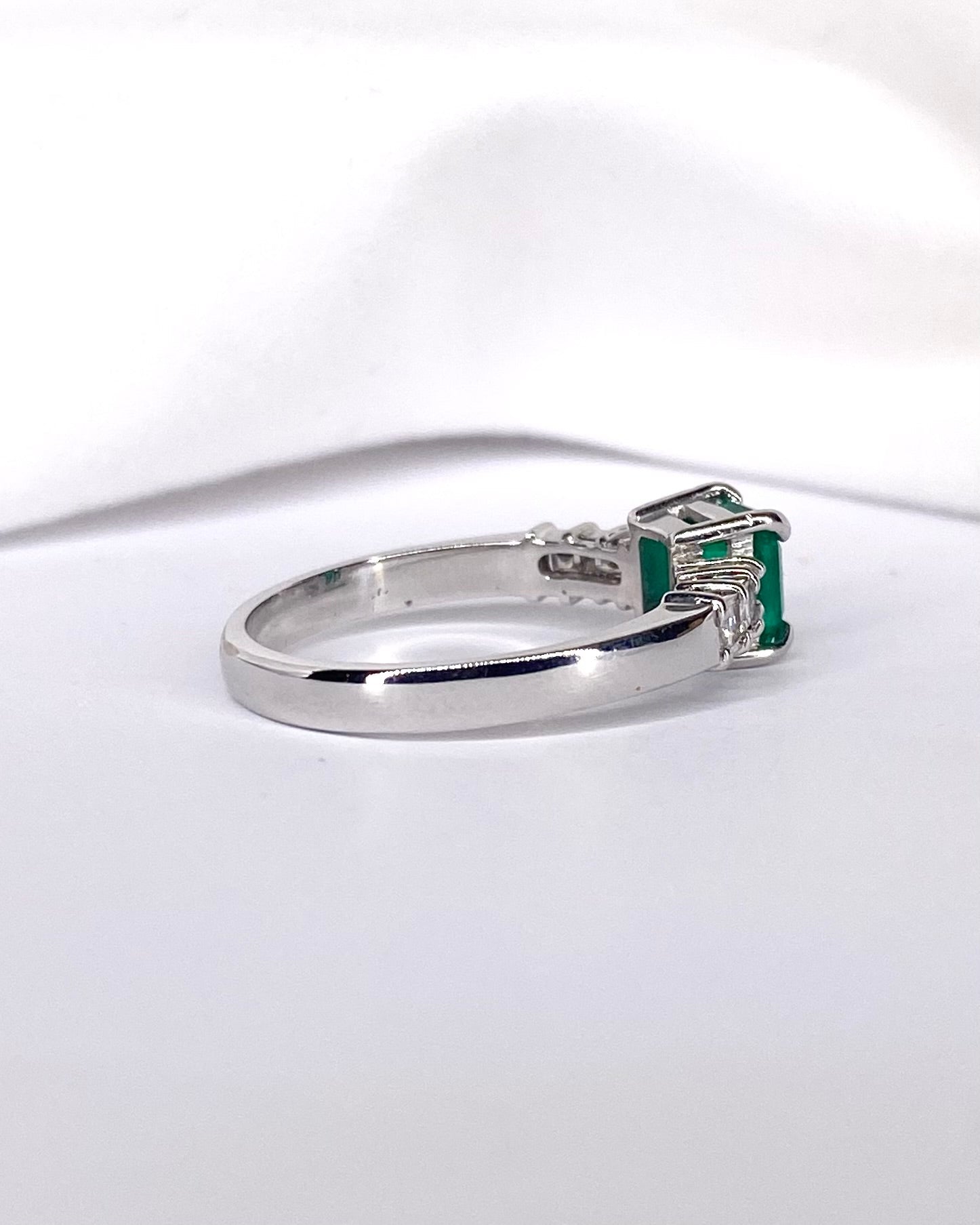 Bague Rivière Émeraude 1.15 carat &amp; Diamants "Tania" - Elliade Paris