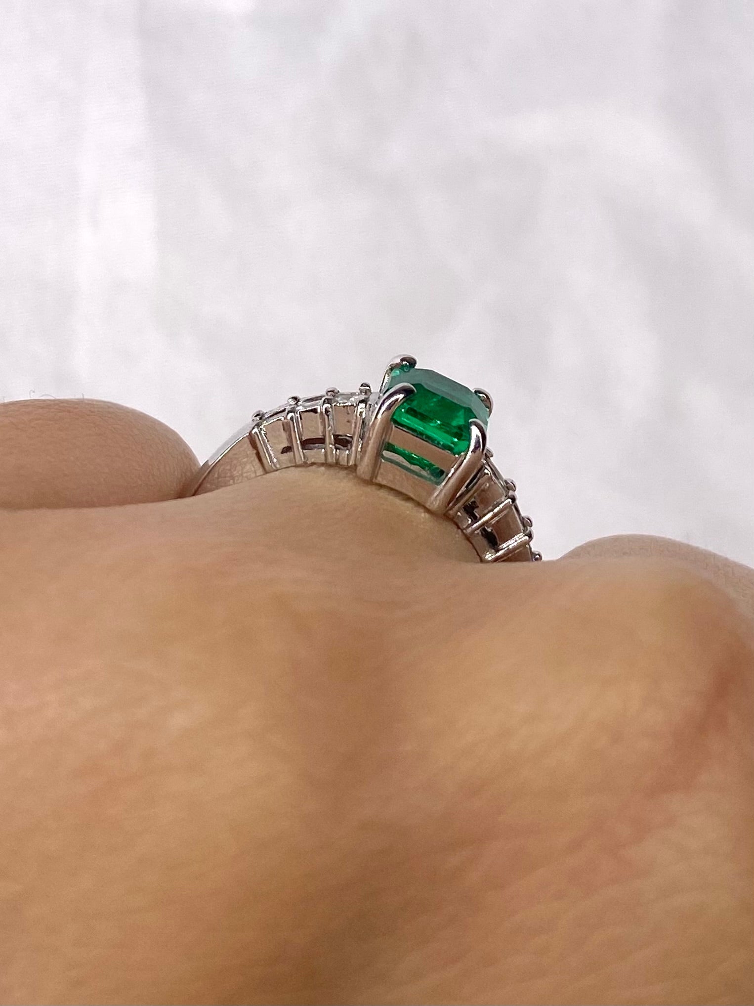Bague Rivière Émeraude 1.15 carat &amp; Diamants "Tania" - Elliade Paris