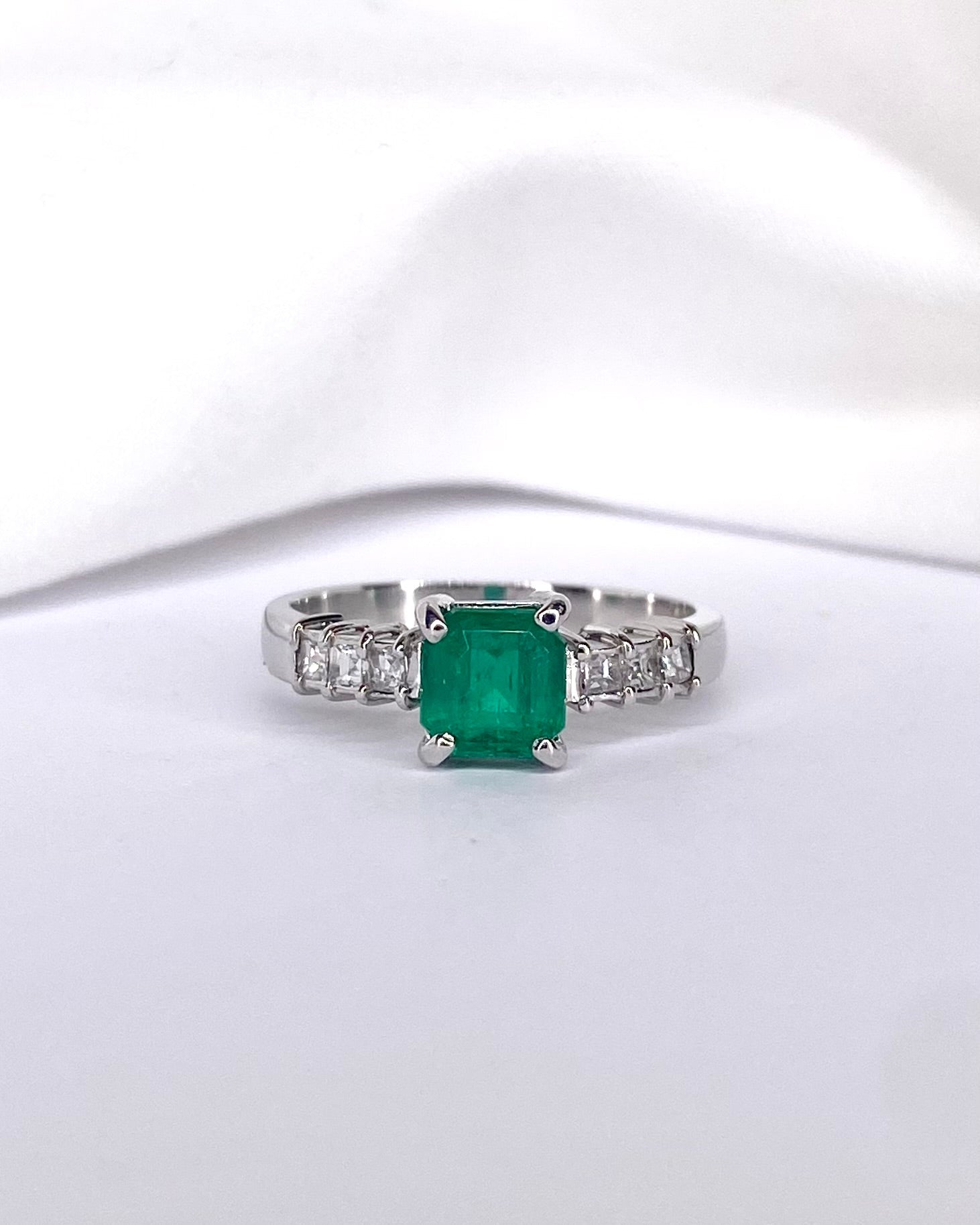 Bague Rivière Émeraude 1.15 carat &amp; Diamants "Tania" - Elliade Paris