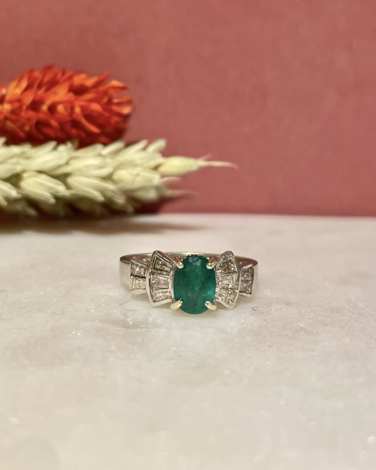 Bague Trilogie Emeraude 0.85 carat &amp; Diamants Baguette "Svetlana" - Elliade Paris