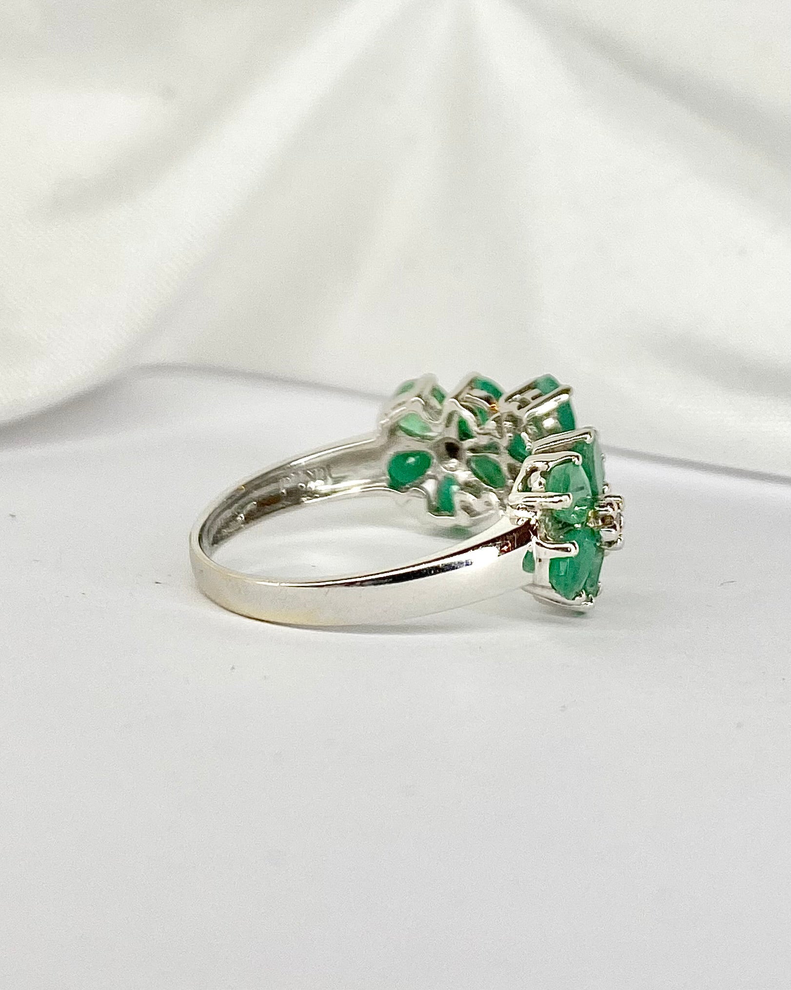 Bague Rivière Émeraudes 2.07 carats &amp; 3 Diamants "Elisa" - Elliade Paris