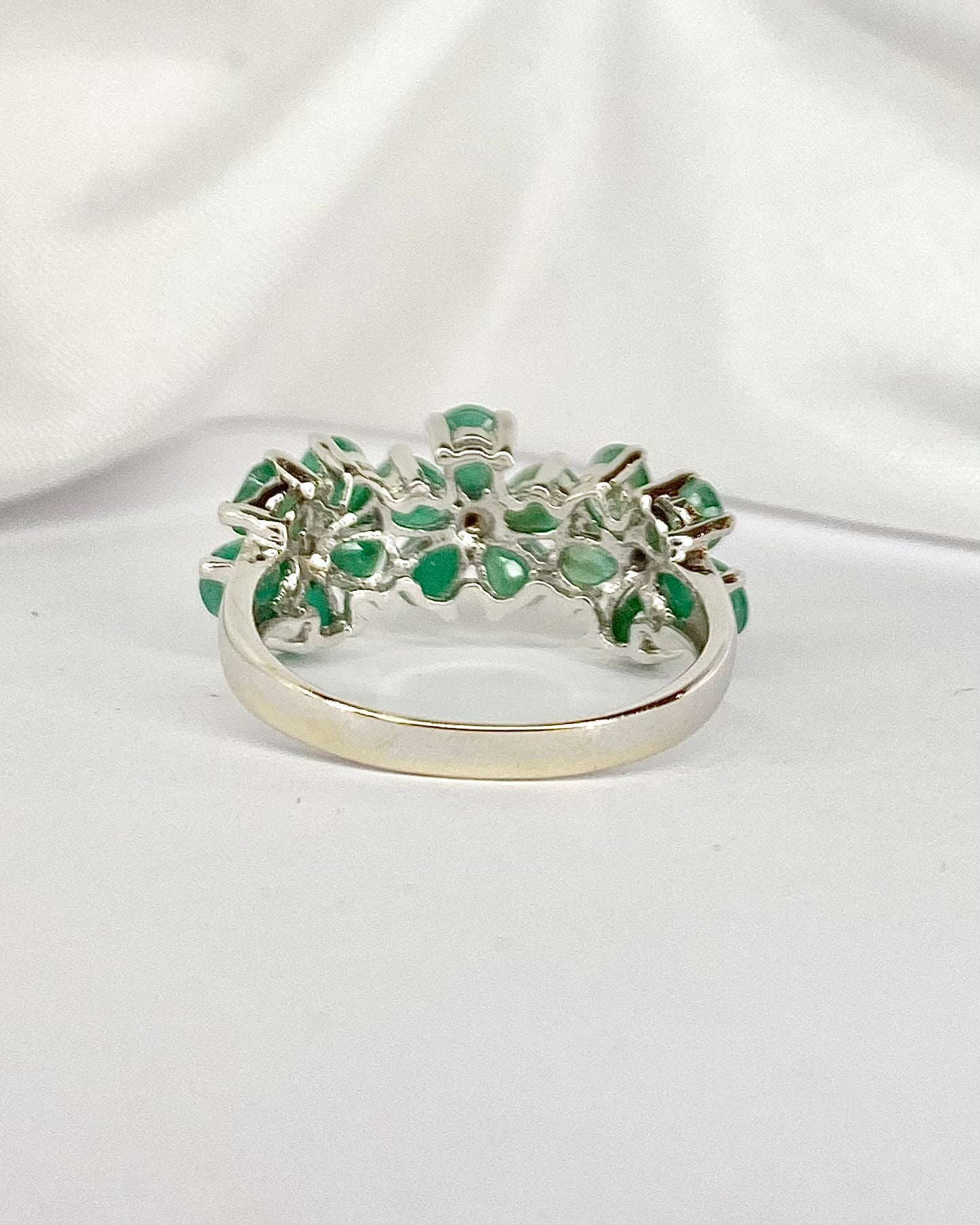 Bague Rivière Émeraudes 2.07 carats &amp; 3 Diamants "Elisa" - Elliade Paris