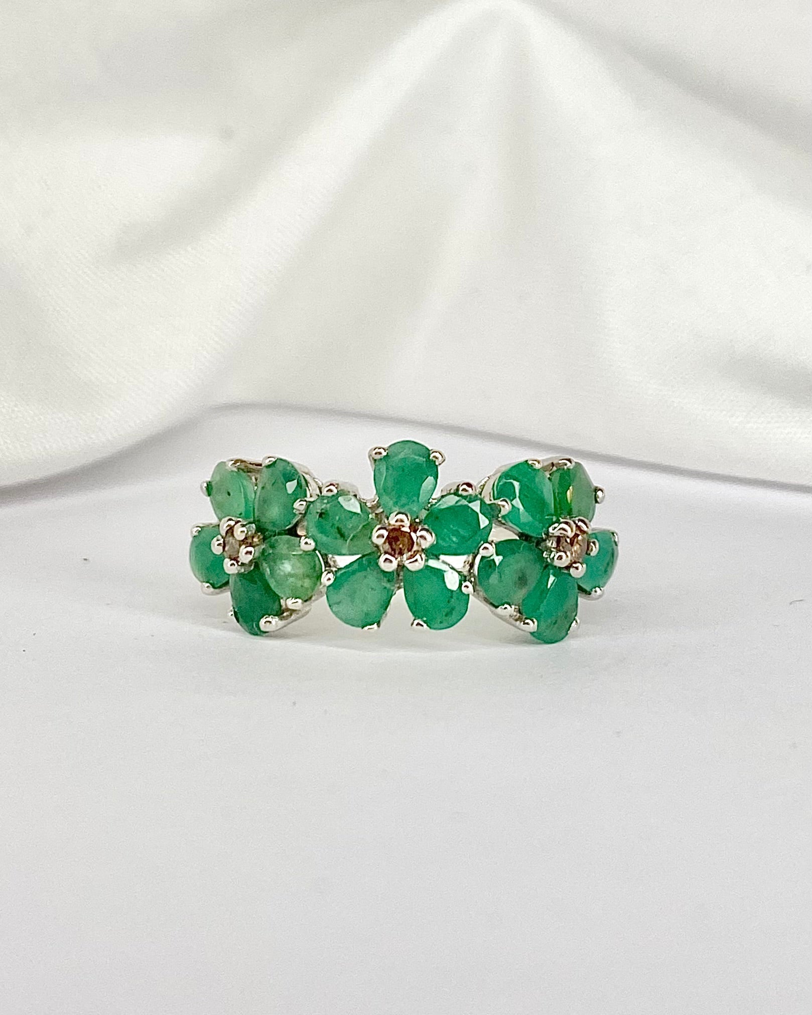 Bague Rivière Émeraudes 2.07 carats &amp; 3 Diamants "Elisa" - Elliade Paris
