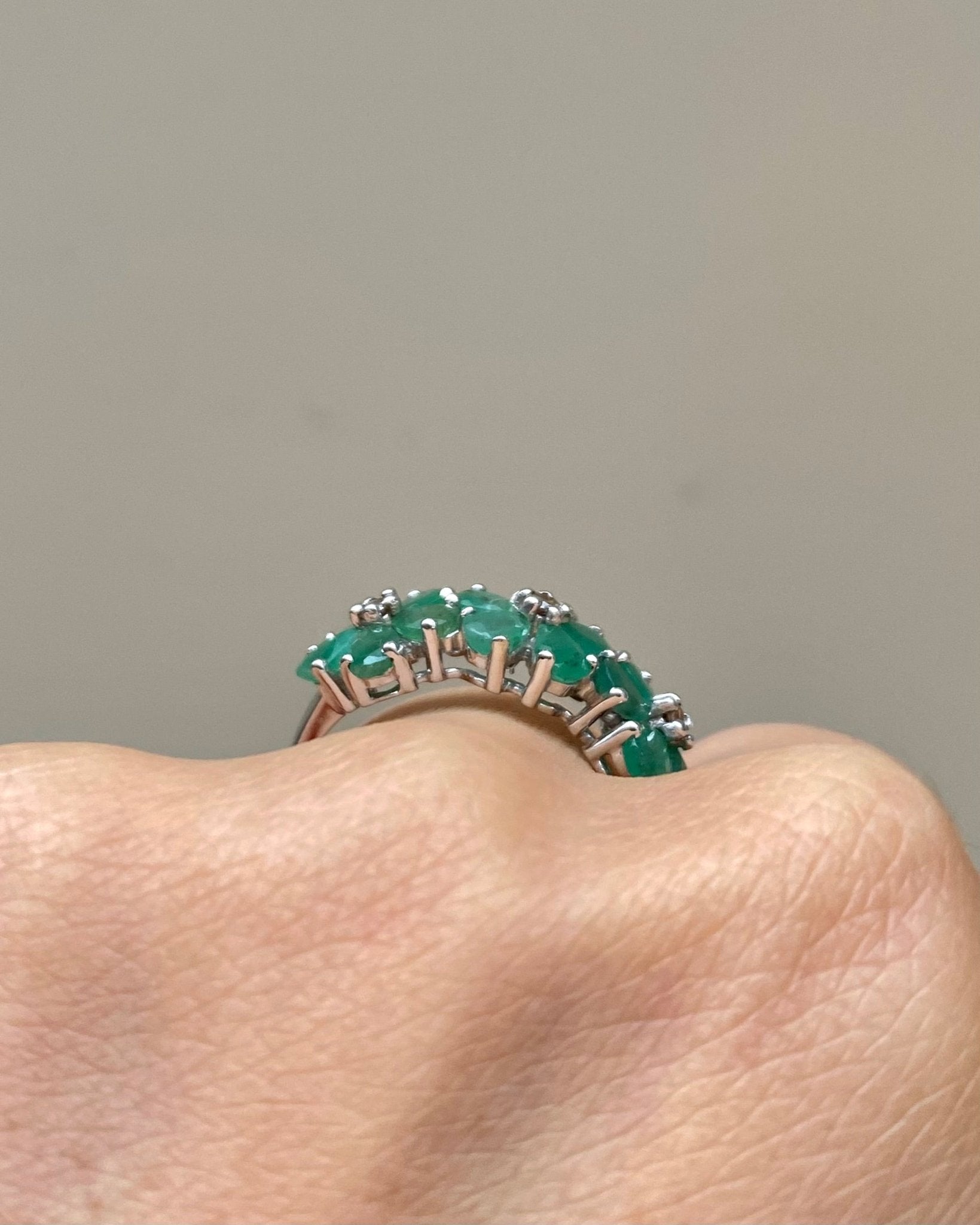 Bague Rivière Émeraudes 2.07 carats &amp; 3 Diamants "Elisa" - Elliade Paris