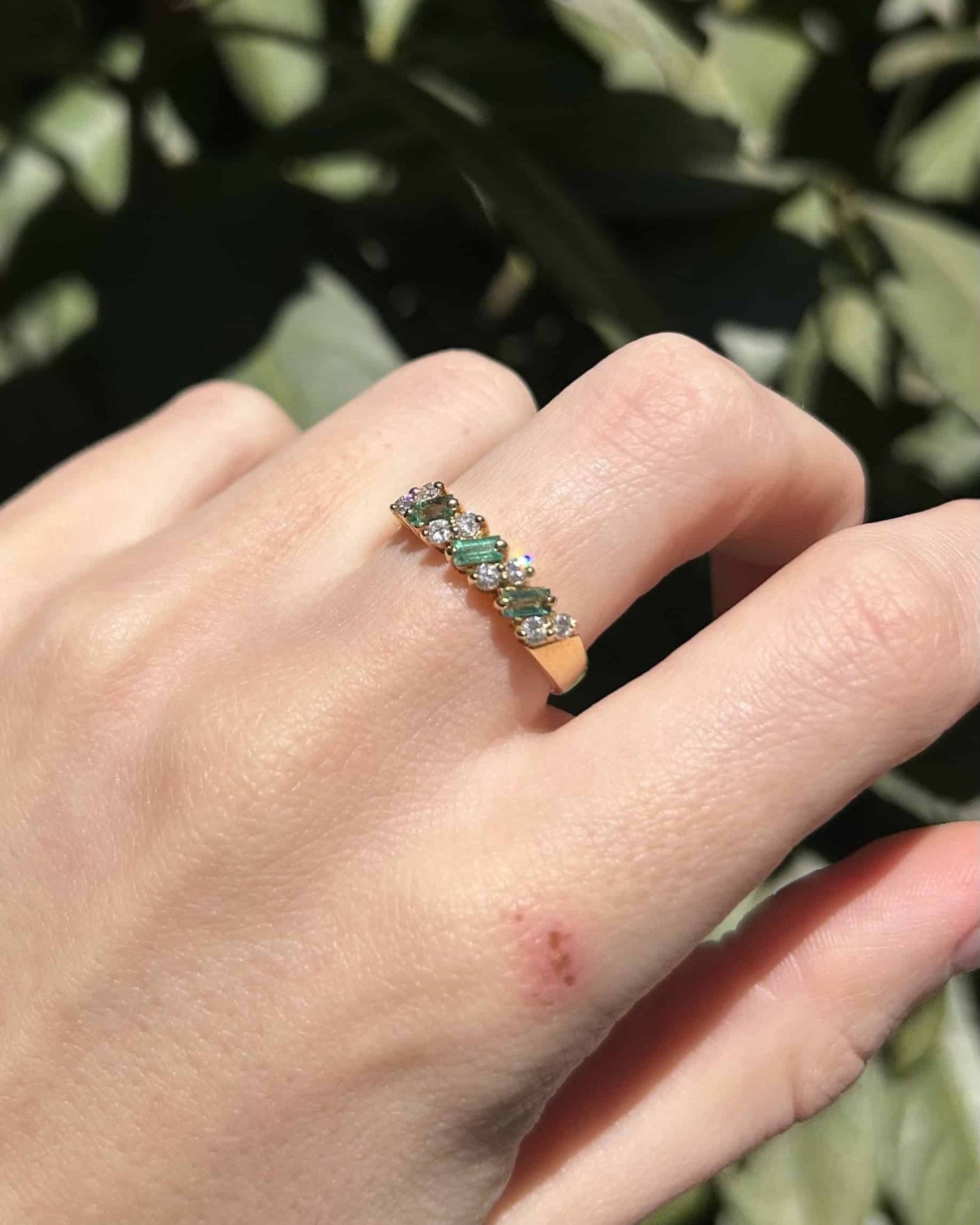 Bague Rivière Emeraudes &amp; Diamants &quot;Mayssa&quot; - Elliade Paris