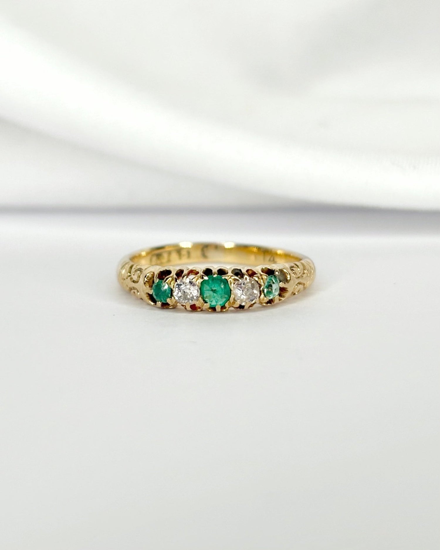 Bague Rivière Émeraudes &amp; Diamants "Naëlle" - Elliade Paris