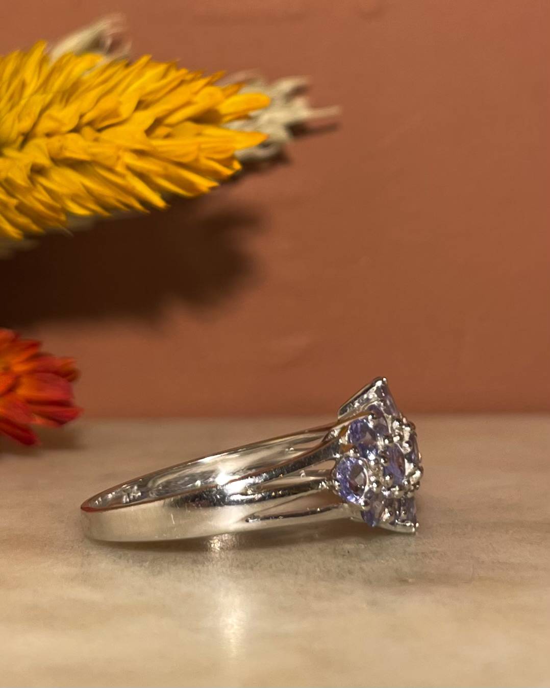 Anillo de río "Karolyne" de tanzanita y diamantes