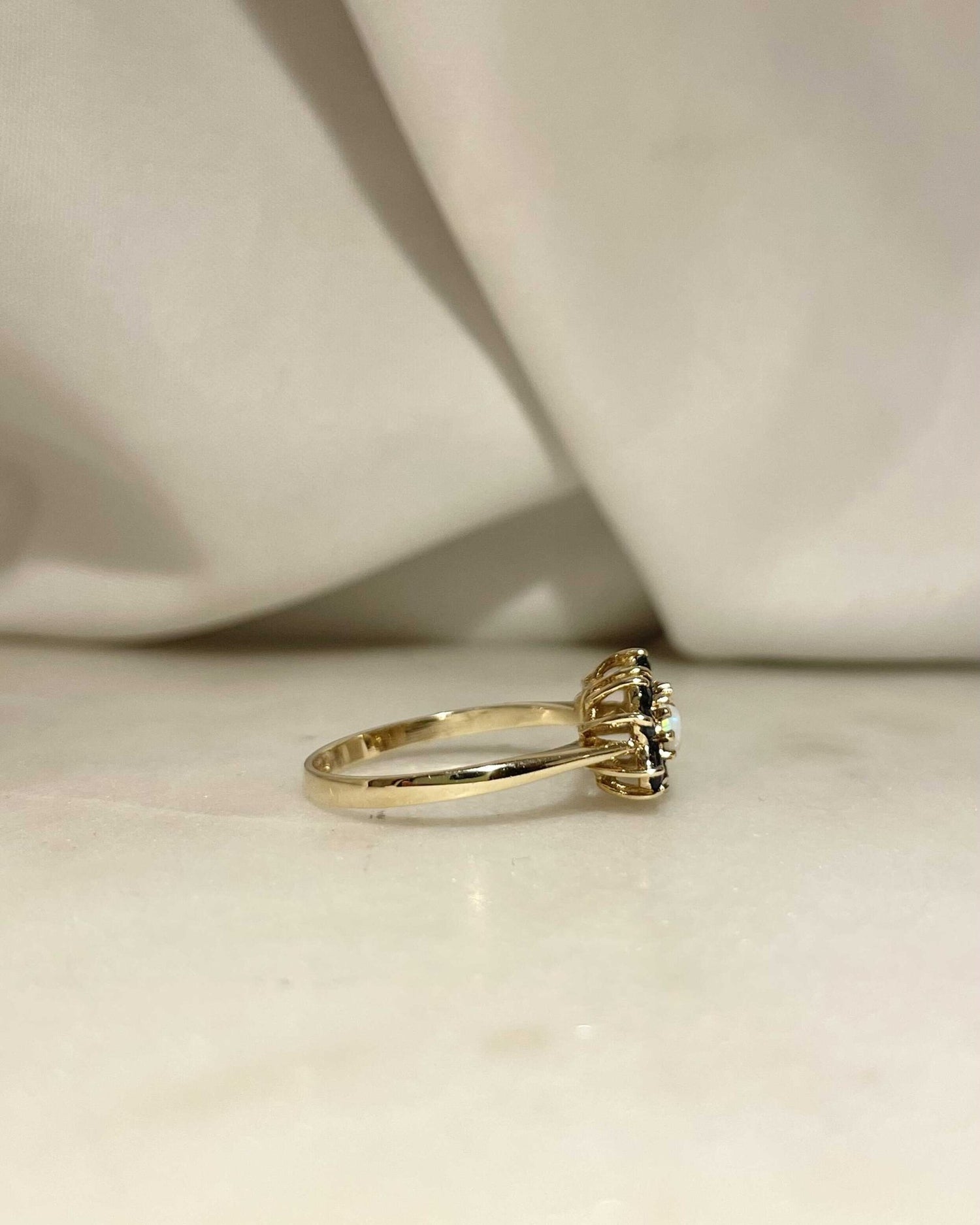 Bague Rivière Fleur Opales &amp; Saphirs &quot;Milou&quot; - Elliade Paris