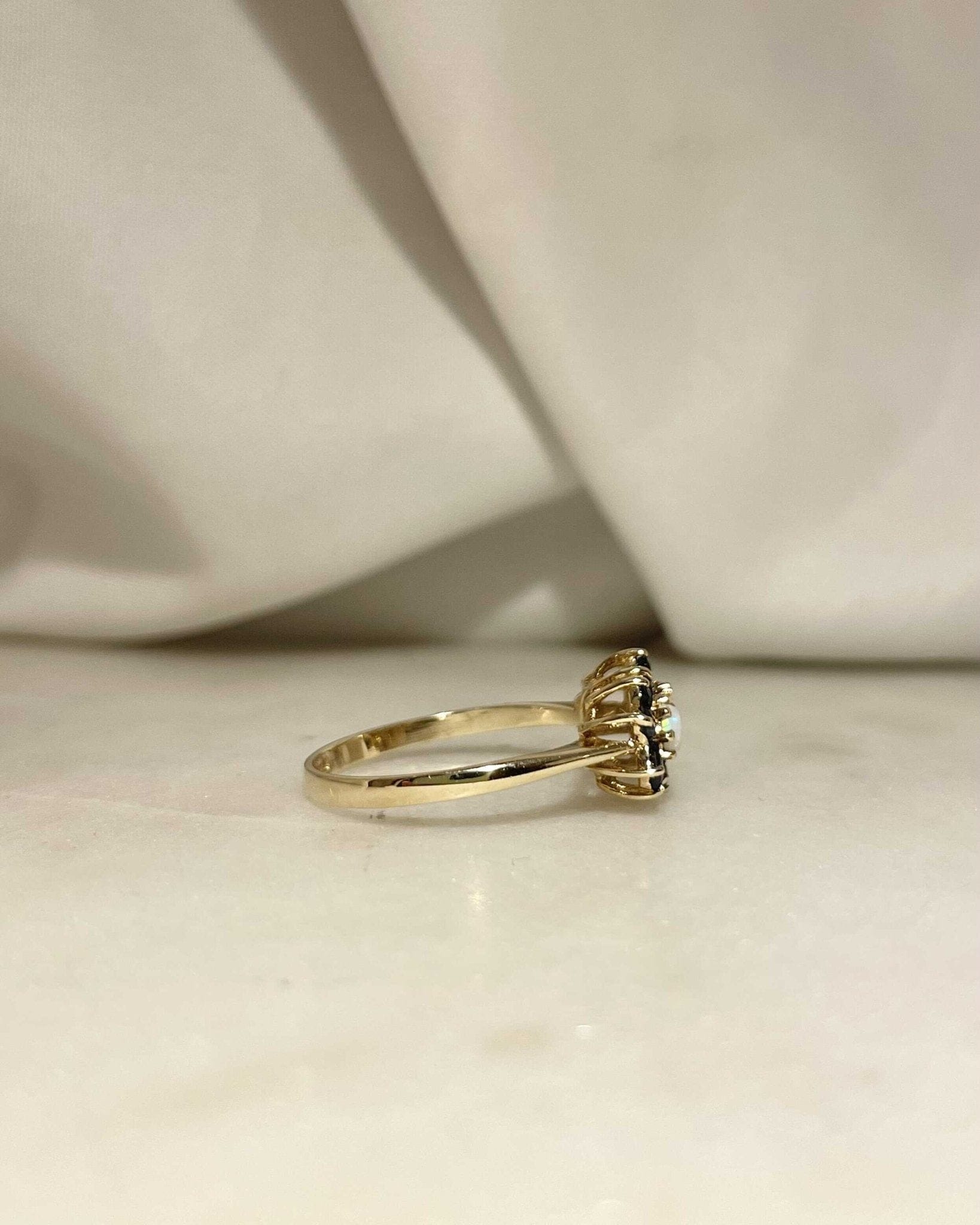 Bague Rivière Fleur Opales &amp; Saphirs "Milou" - Elliade Paris