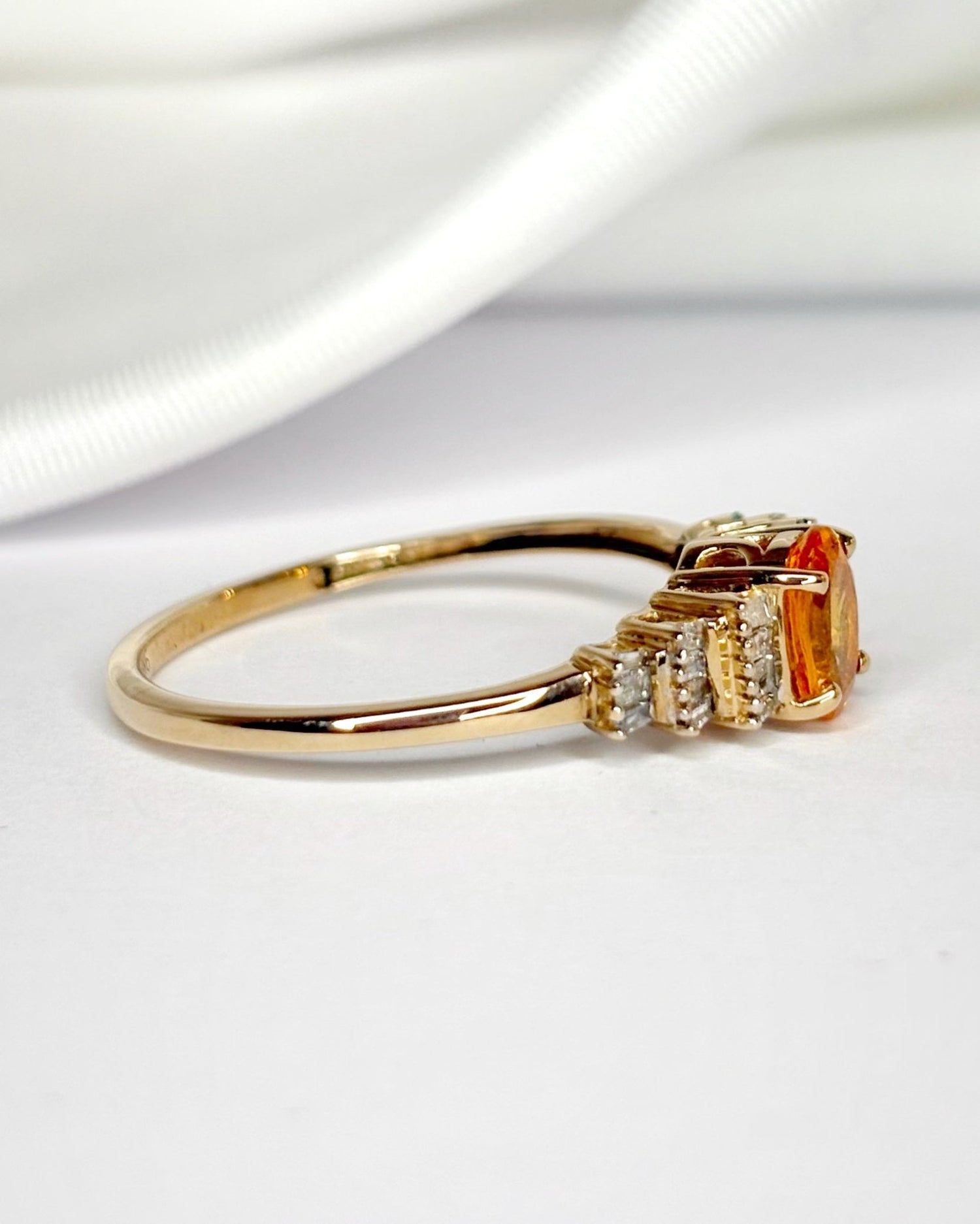Bague Rivière Grenat Spessartite 1.10 carat &amp; Diamants 0.25 carat "Loïs" - Elliade Paris