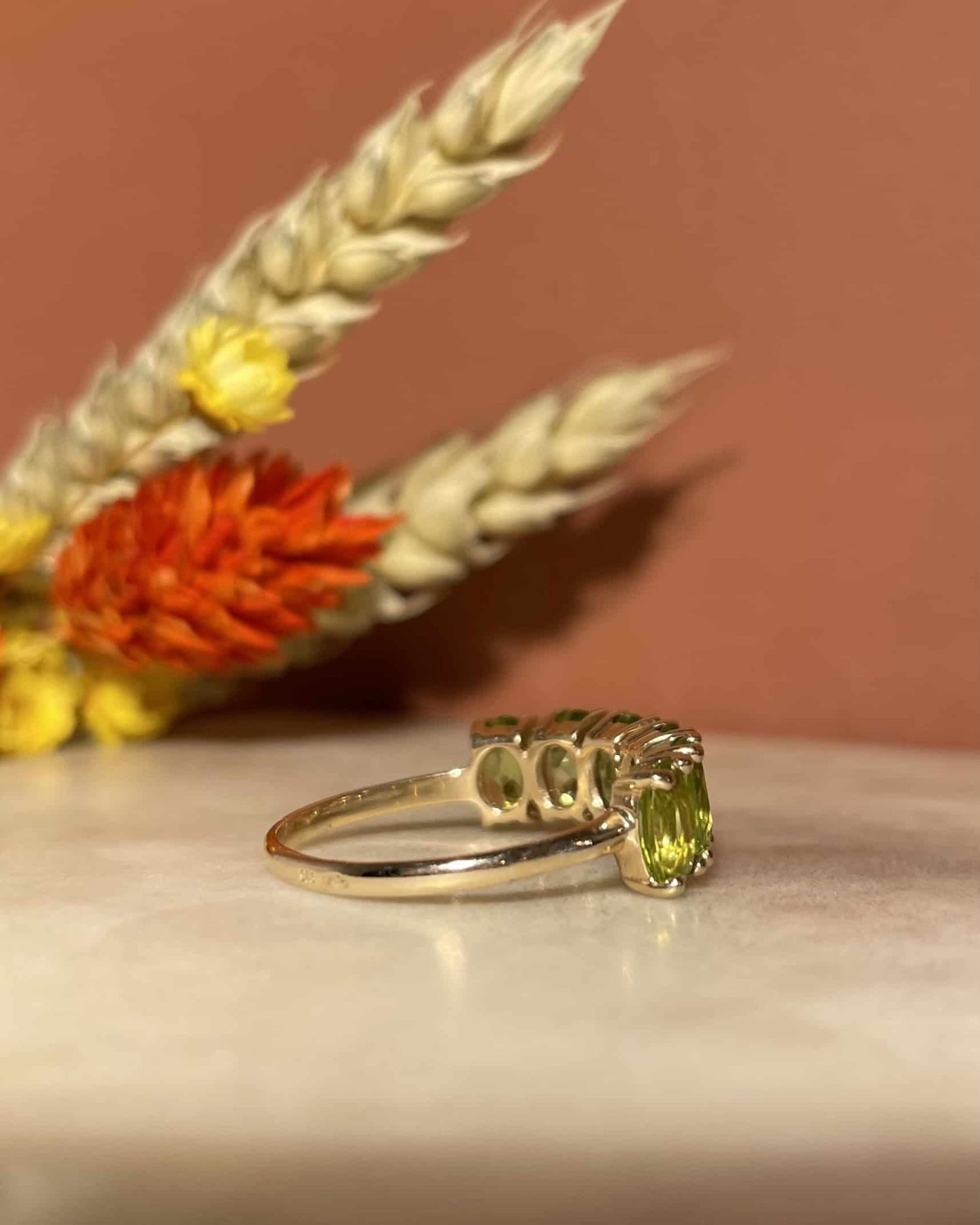 Bague Rivière péridots 3 carats &quot;Svetlana&quot; - Elliade Paris