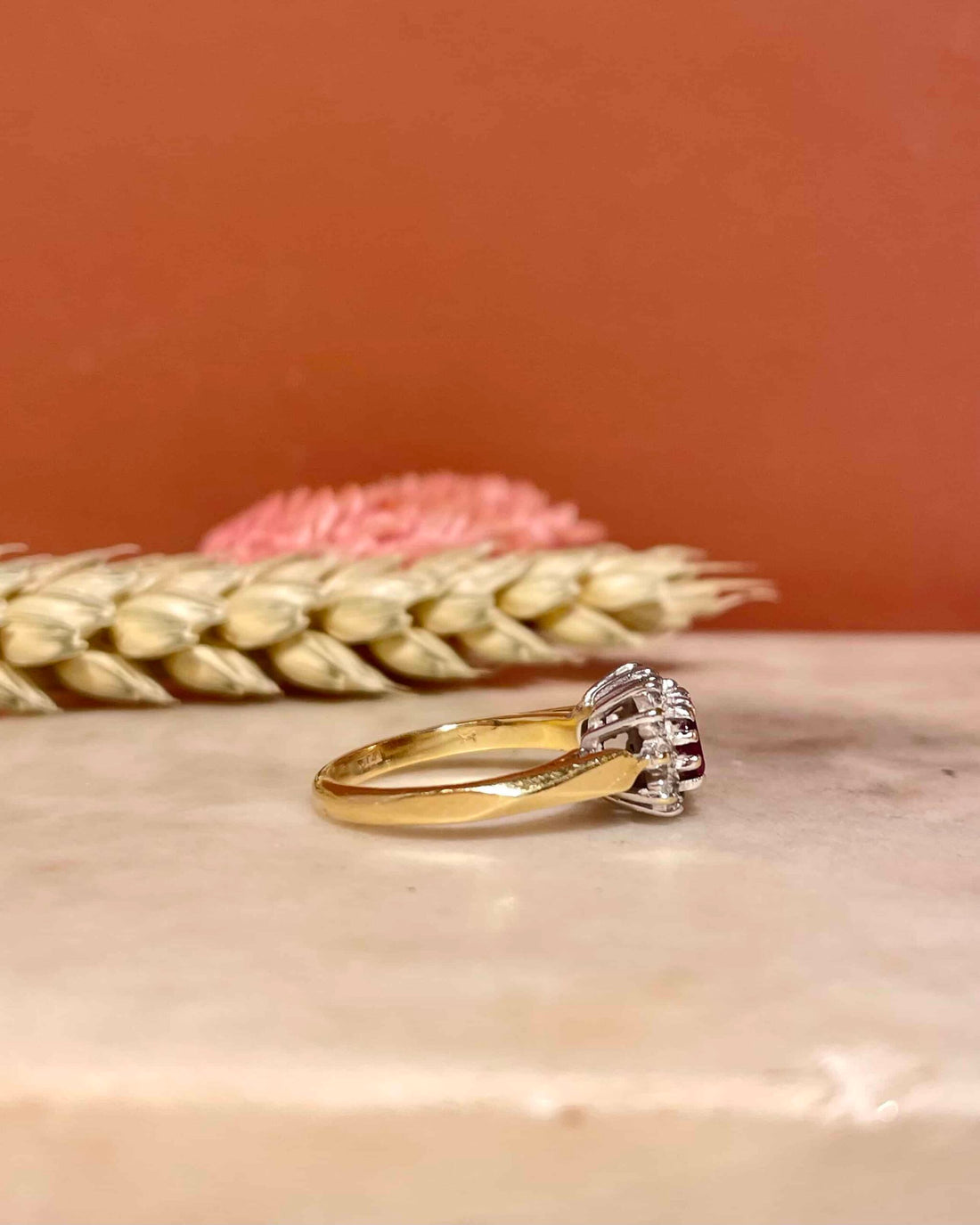Anillo &quot;Riley&quot; de 0,90 quilates con rubí y 16 diamantes