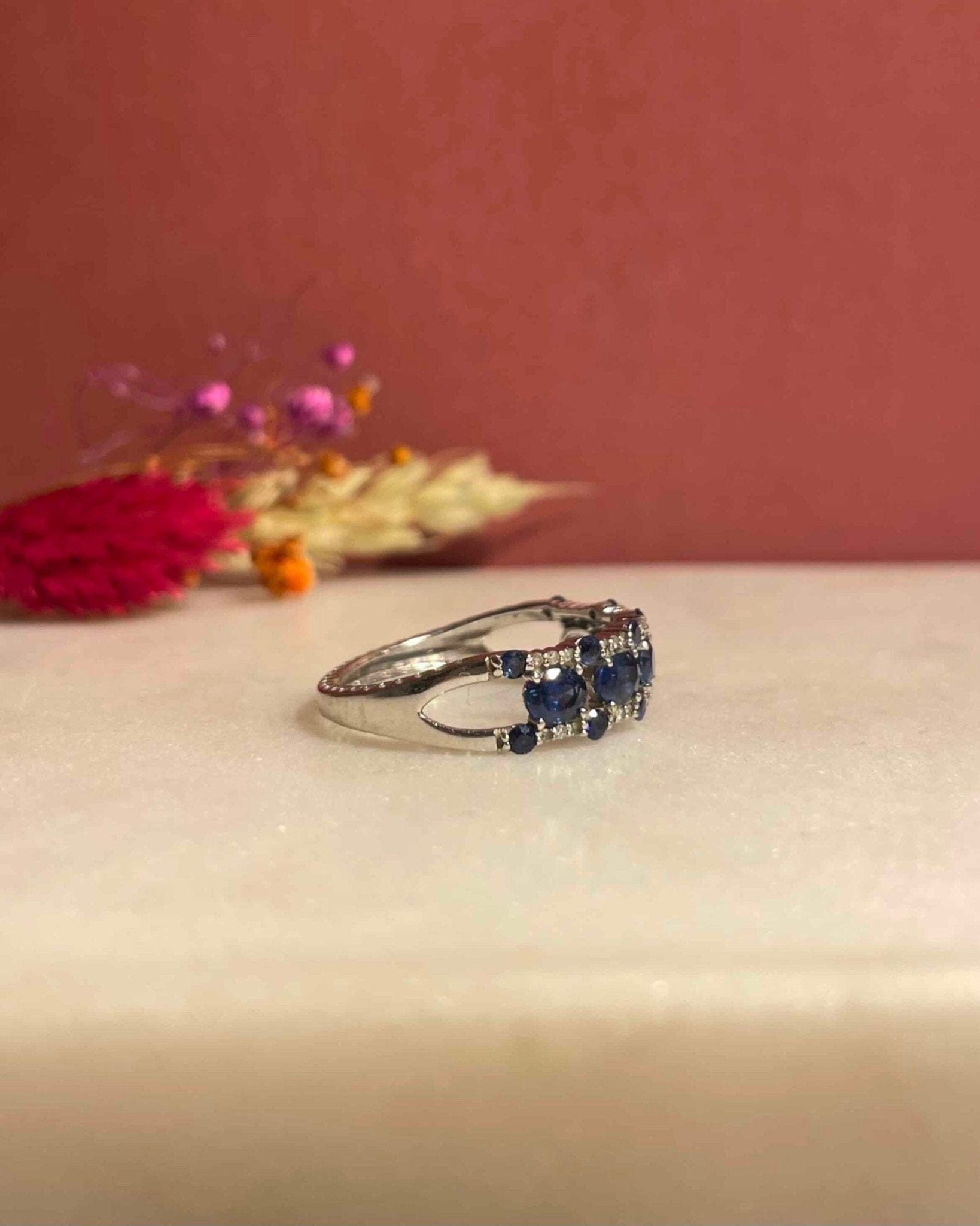 Bague Rivière Saphirs 1.30 Carat &amp; Diamants "Genesis" - Elliade Paris