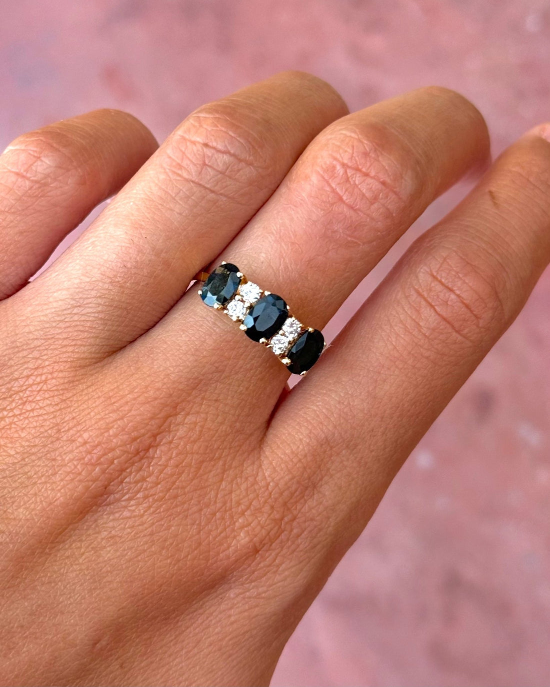 Bague Rivière Saphirs 2 carats &amp; Diamants 0.24 carat "Maude" - Elliade Paris