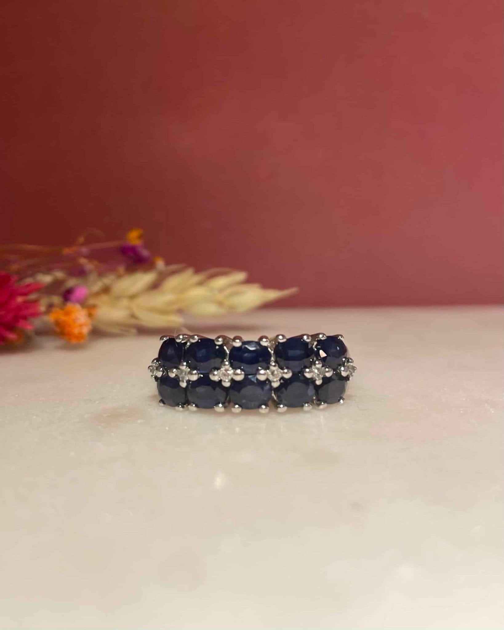 Bague Rivière Saphirs 3.50 carats &amp; Diamants "Saule" - Elliade Paris