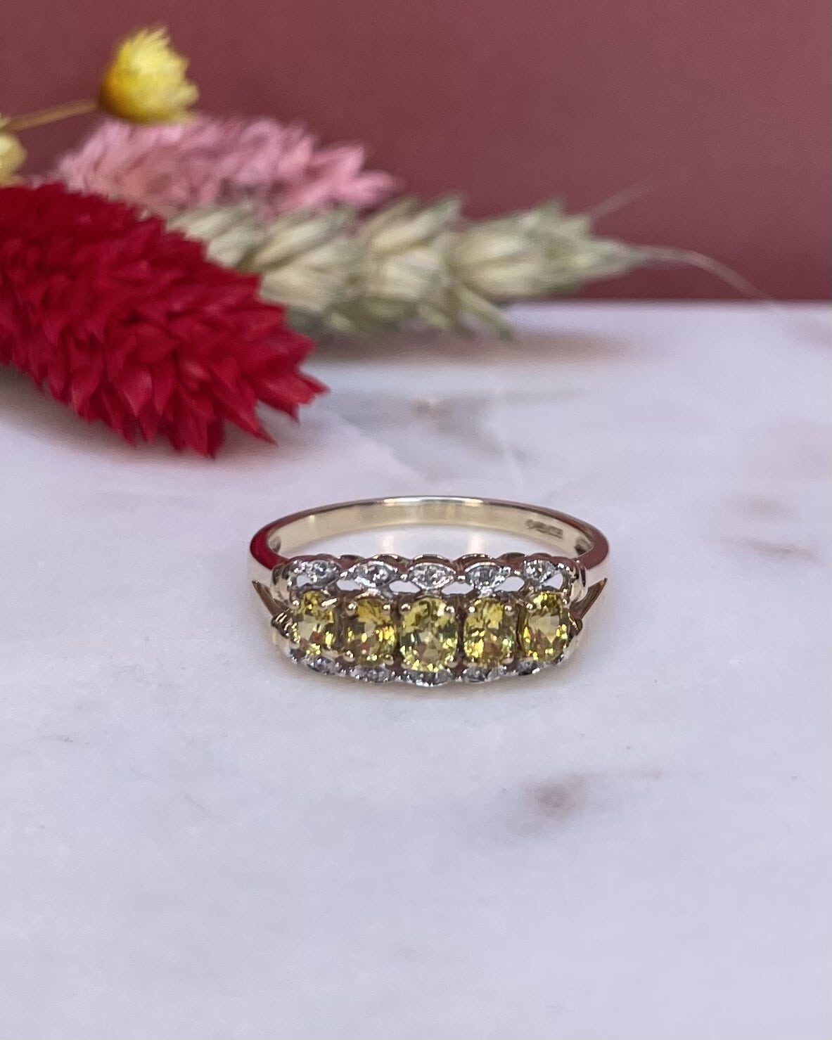 Bague Rivière Saphirs Jaunes &amp; Diamants "Ophélie" - Elliade Paris