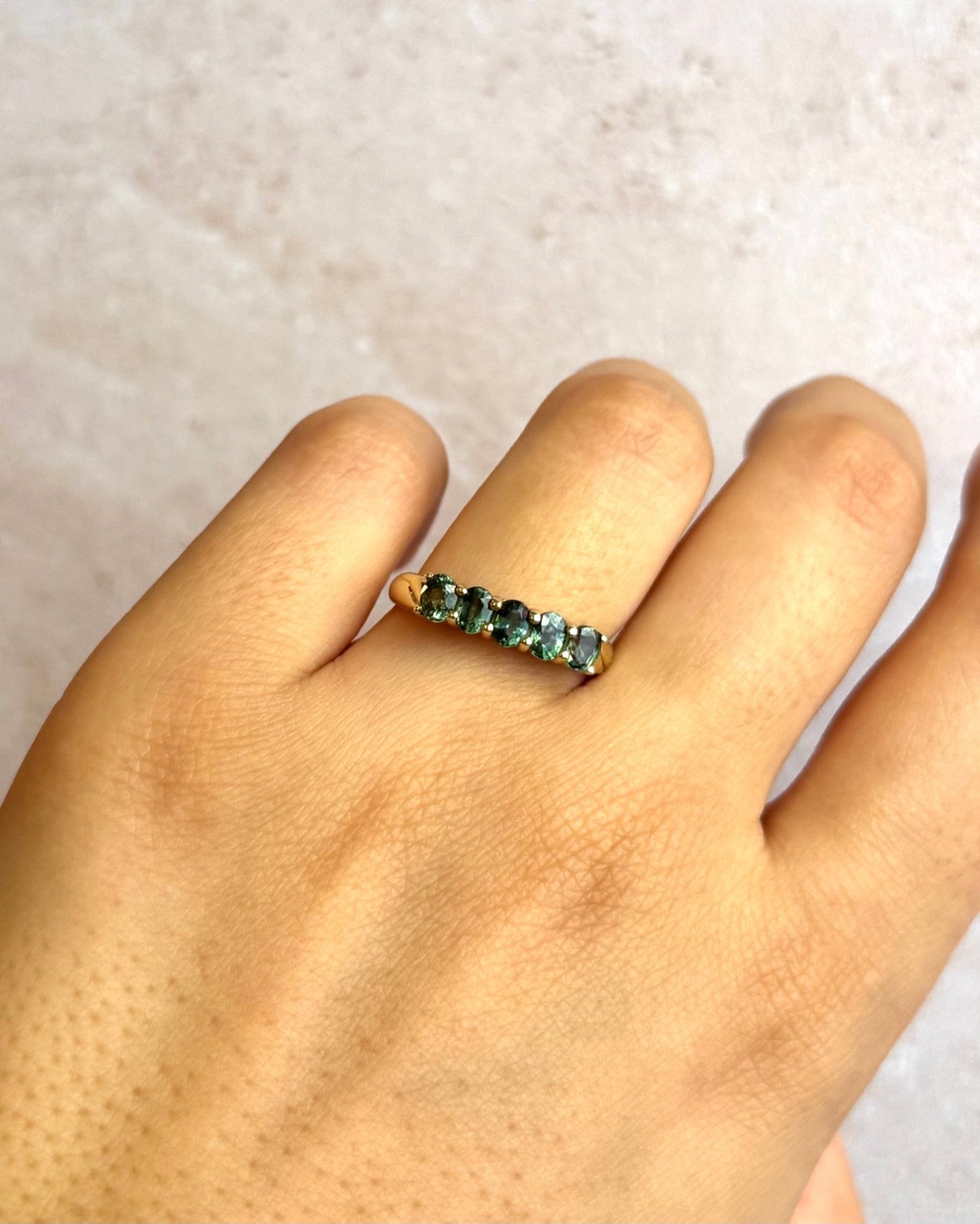 Bague Rivière Saphirs Verts 1.26 carat "Sonia" - Elliade Paris