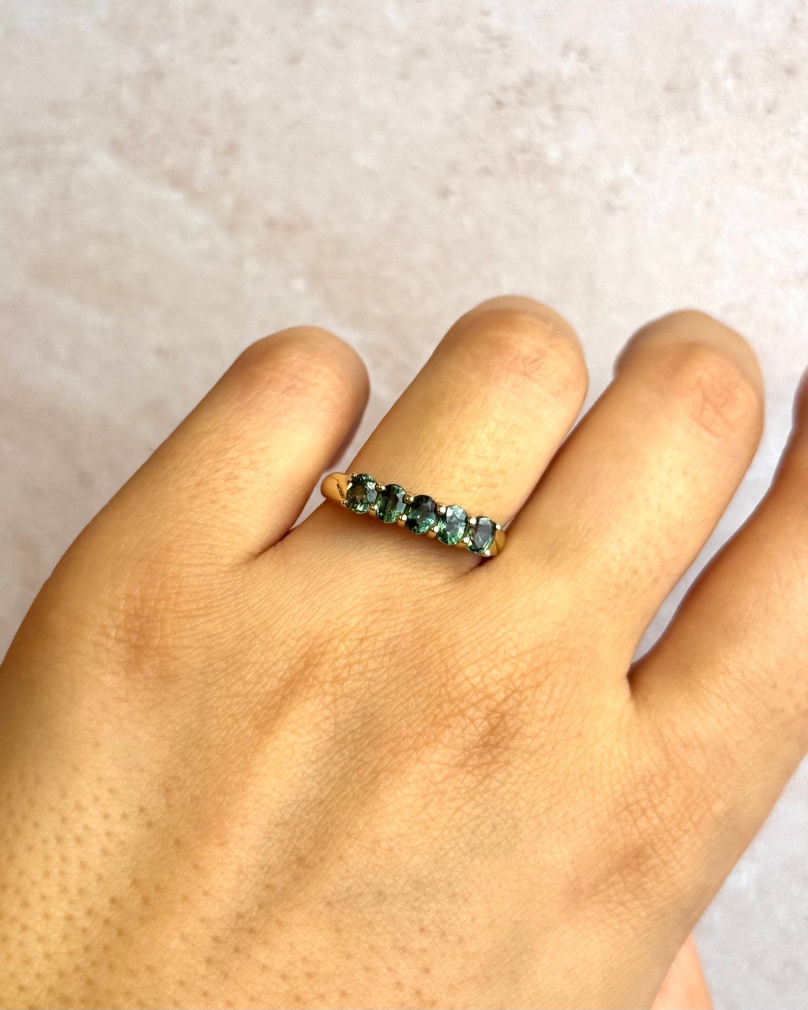 Bague Rivière Saphirs Verts 1.26 carat "Sonia" - Elliade Paris