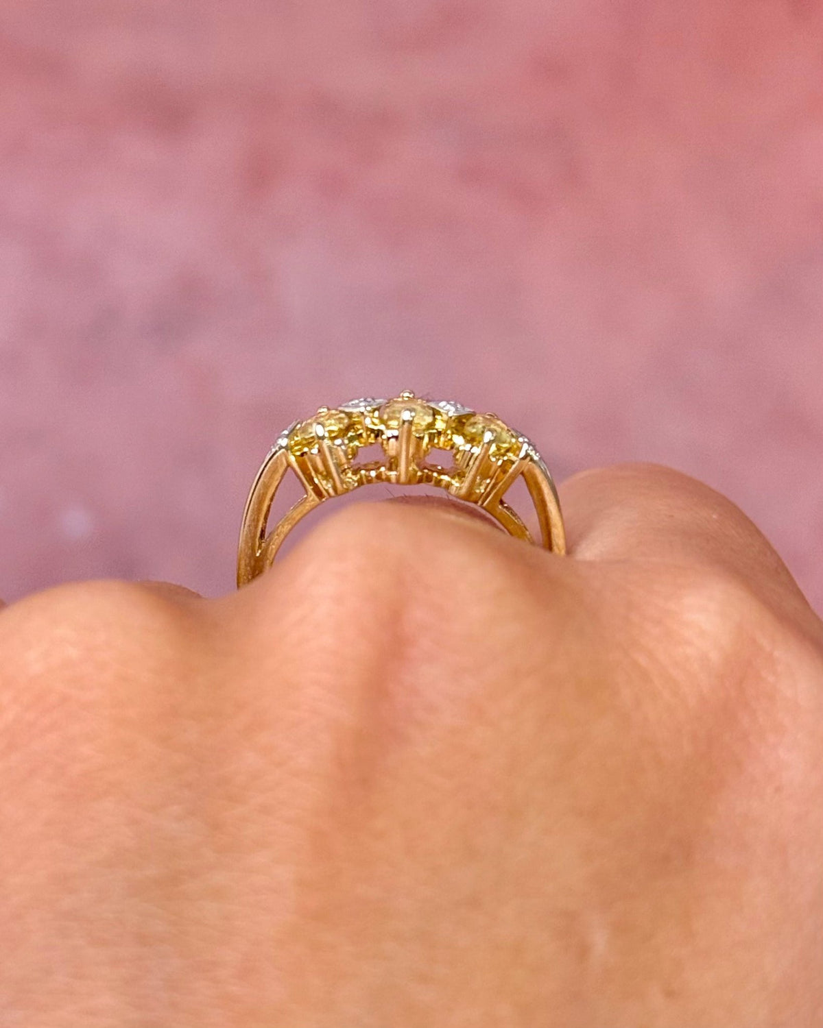 Bague Rivière Scapolites Jaunes de Madagascar 0.65 carat &amp; Diamants "Lisette" - Elliade Paris