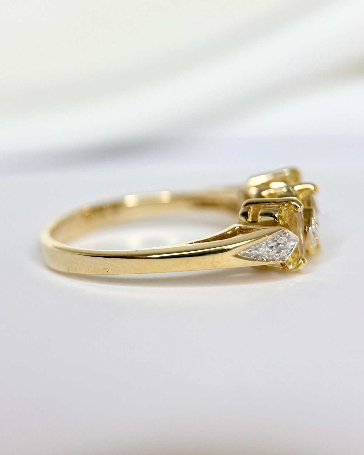 Bague Rivière Scapolites Jaunes de Madagascar 0.65 carat &amp; Diamants "Lisette" - Elliade Paris