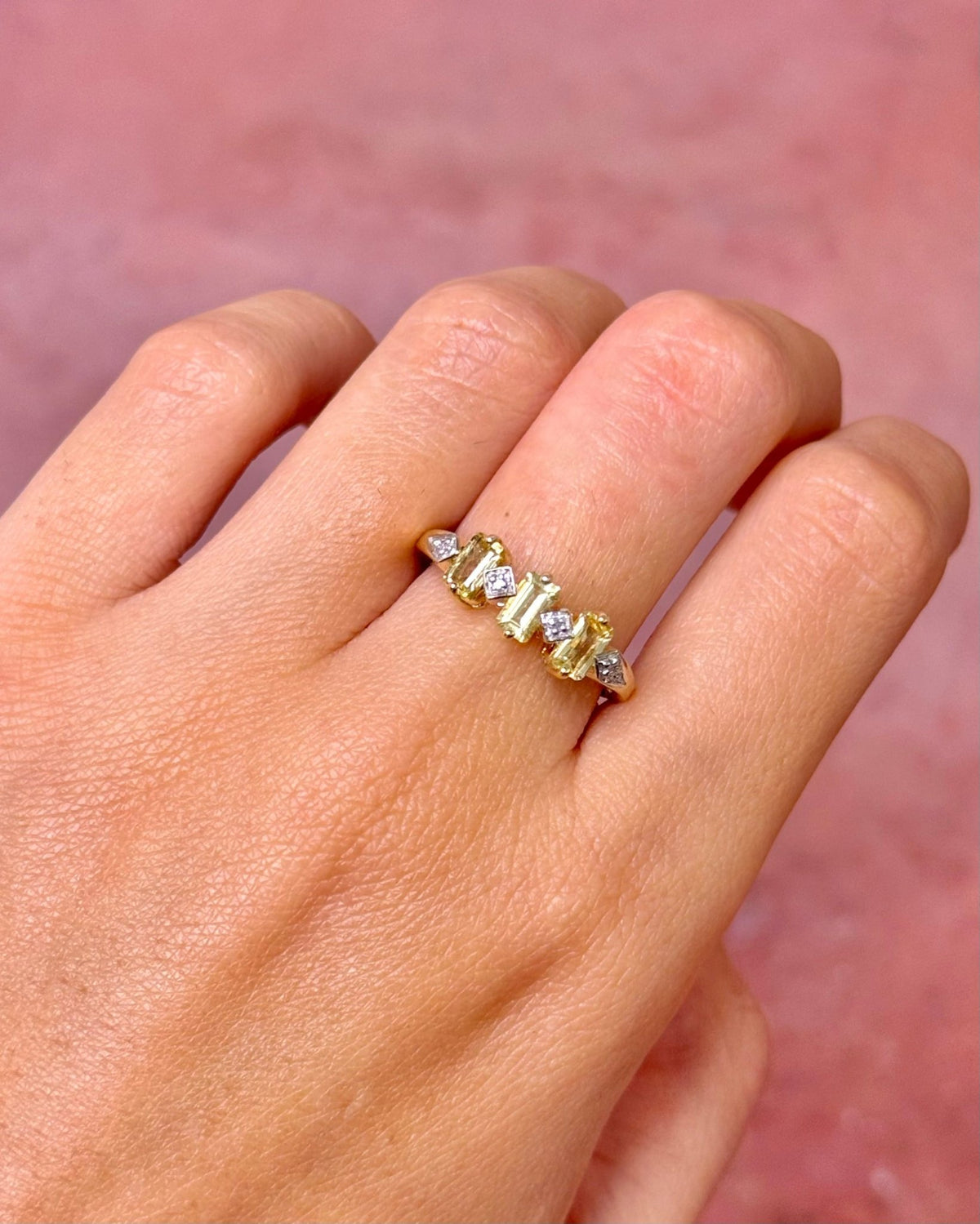 Bague Rivière Scapolites Jaunes de Madagascar 0.65 carat &amp; Diamants "Lisette" - Elliade Paris