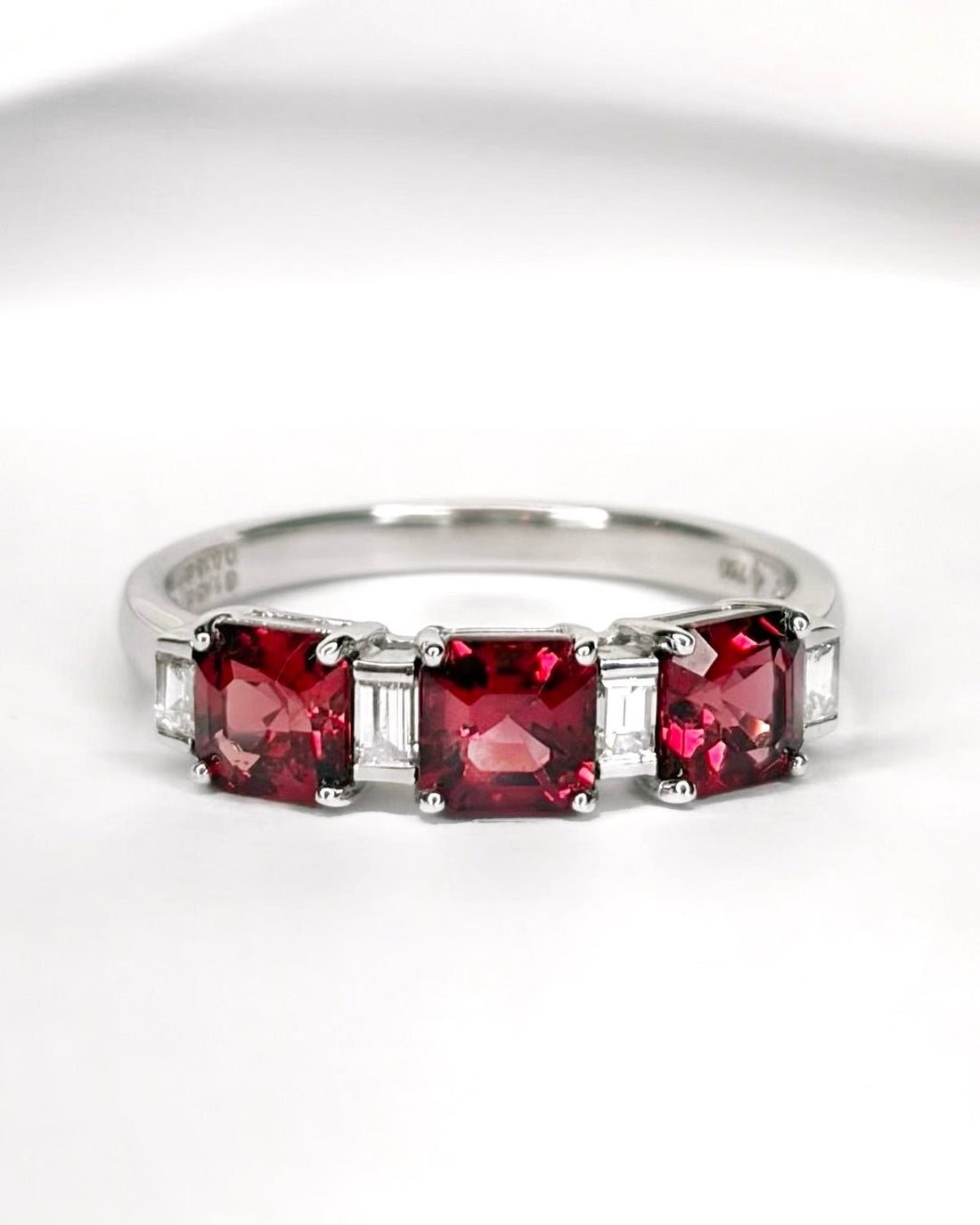 Bague Riviere Spinelles 1.44 carat &amp; Diamants "Marika" - Elliade Paris