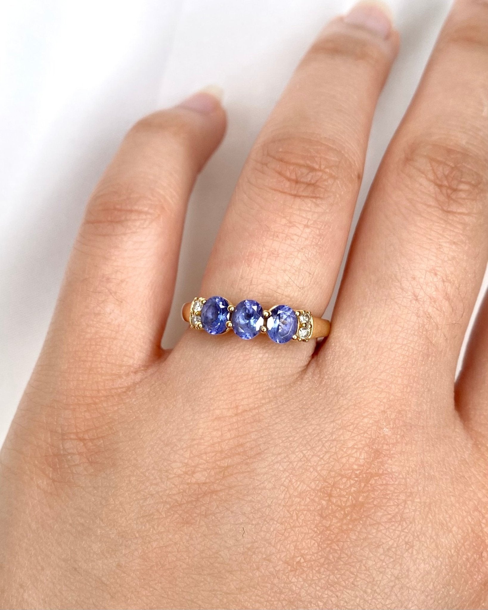 Bague Rivière Tanzanites 0.80 carat &amp; Diamants "Iliana" - Elliade Paris