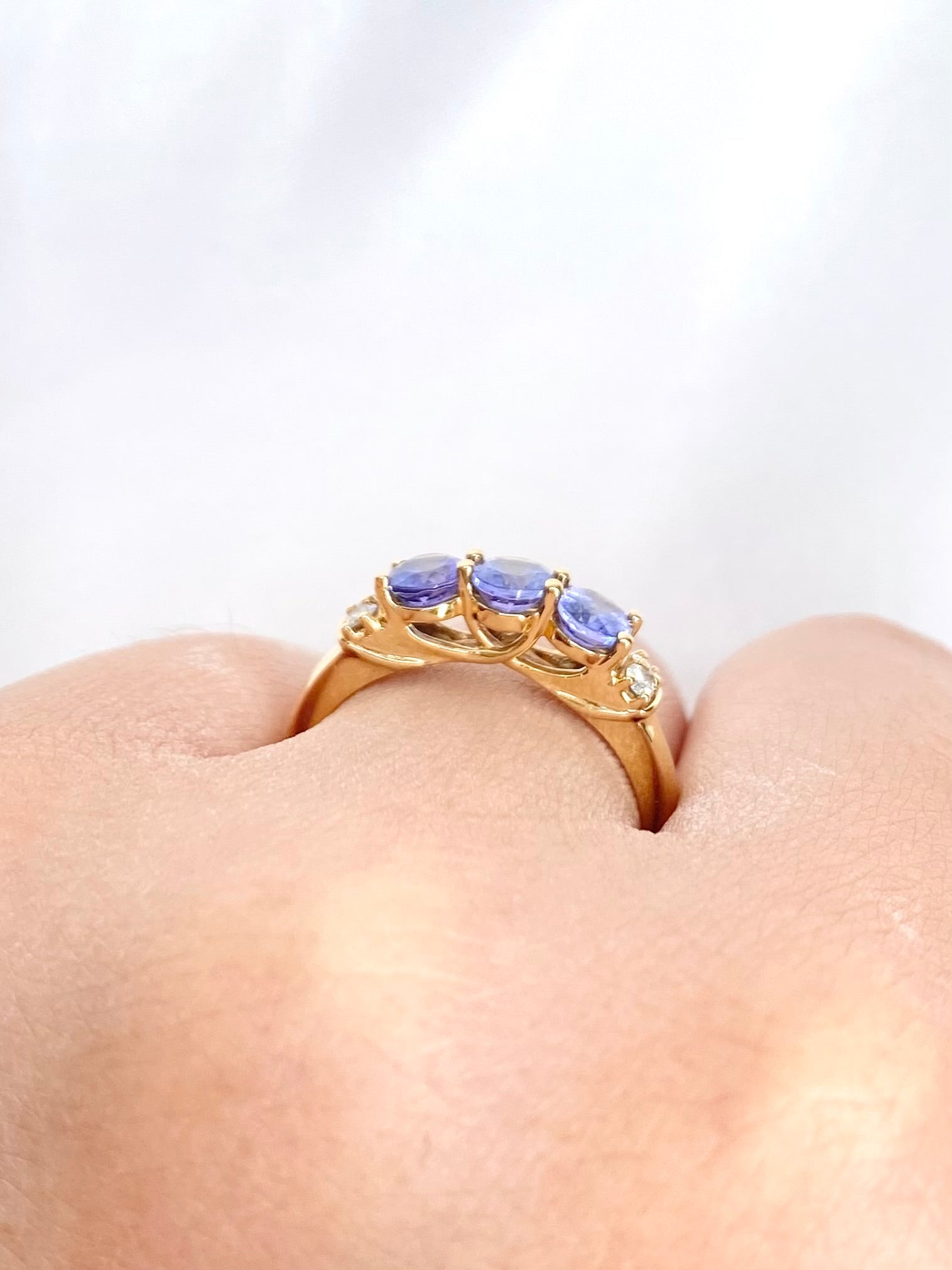 Bague Rivière Tanzanites 0.80 carat &amp; Diamants "Iliana" - Elliade Paris