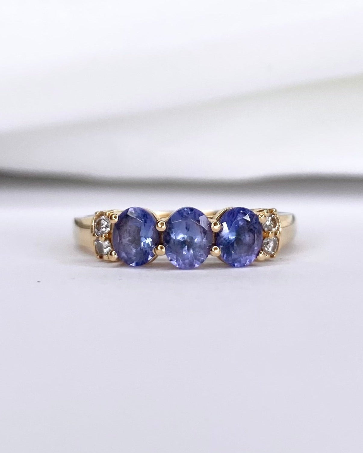 Bague Rivière Tanzanites 0.80 carat &amp; Diamants "Iliana" - Elliade Paris