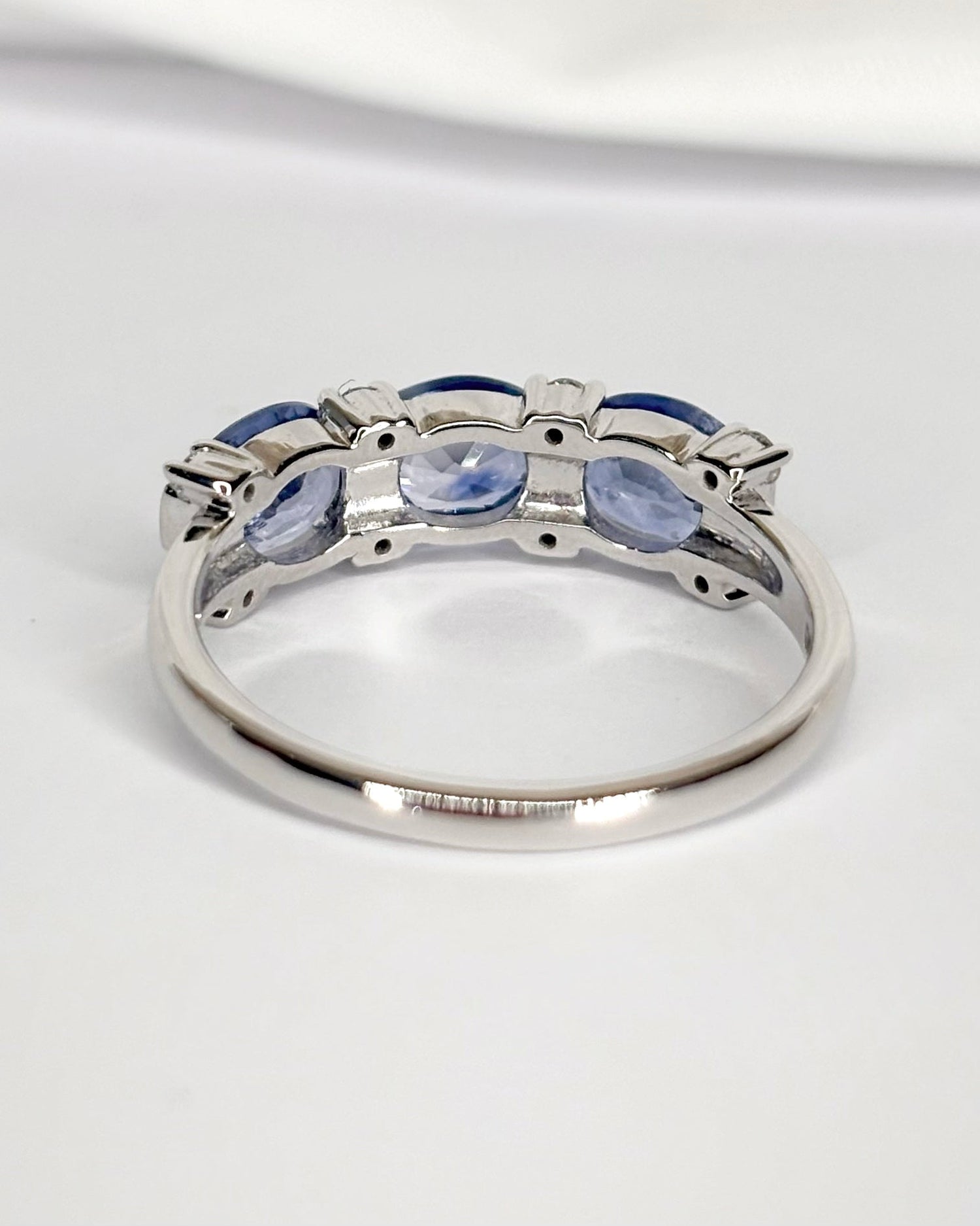 Bague Rivière Trilogie Saphirs 2.25 carats &amp; Diamants "Clémence" - Elliade Paris