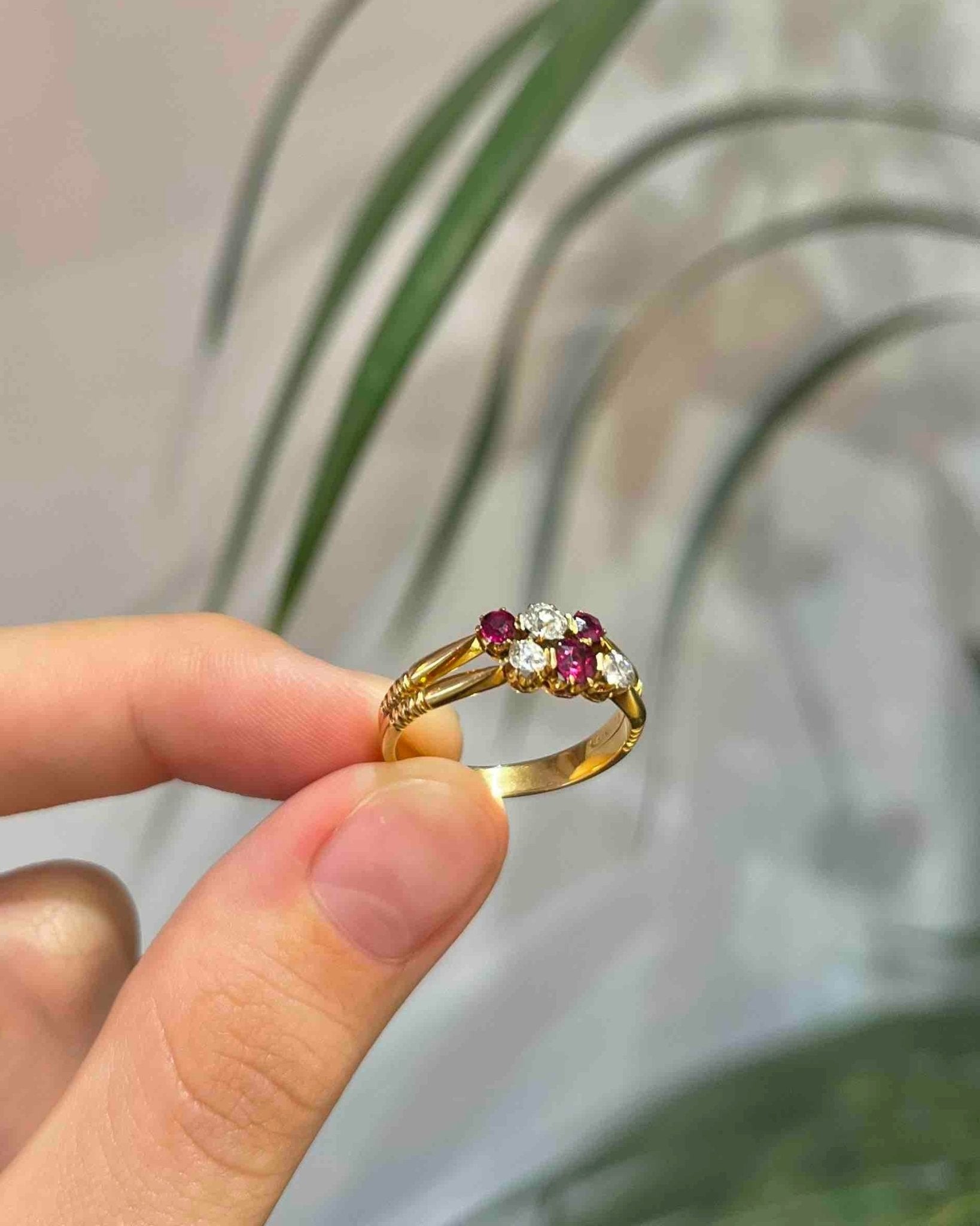 Bague Rivière Vintage Rubis &amp; Diamants "Trixie" - Elliade Paris