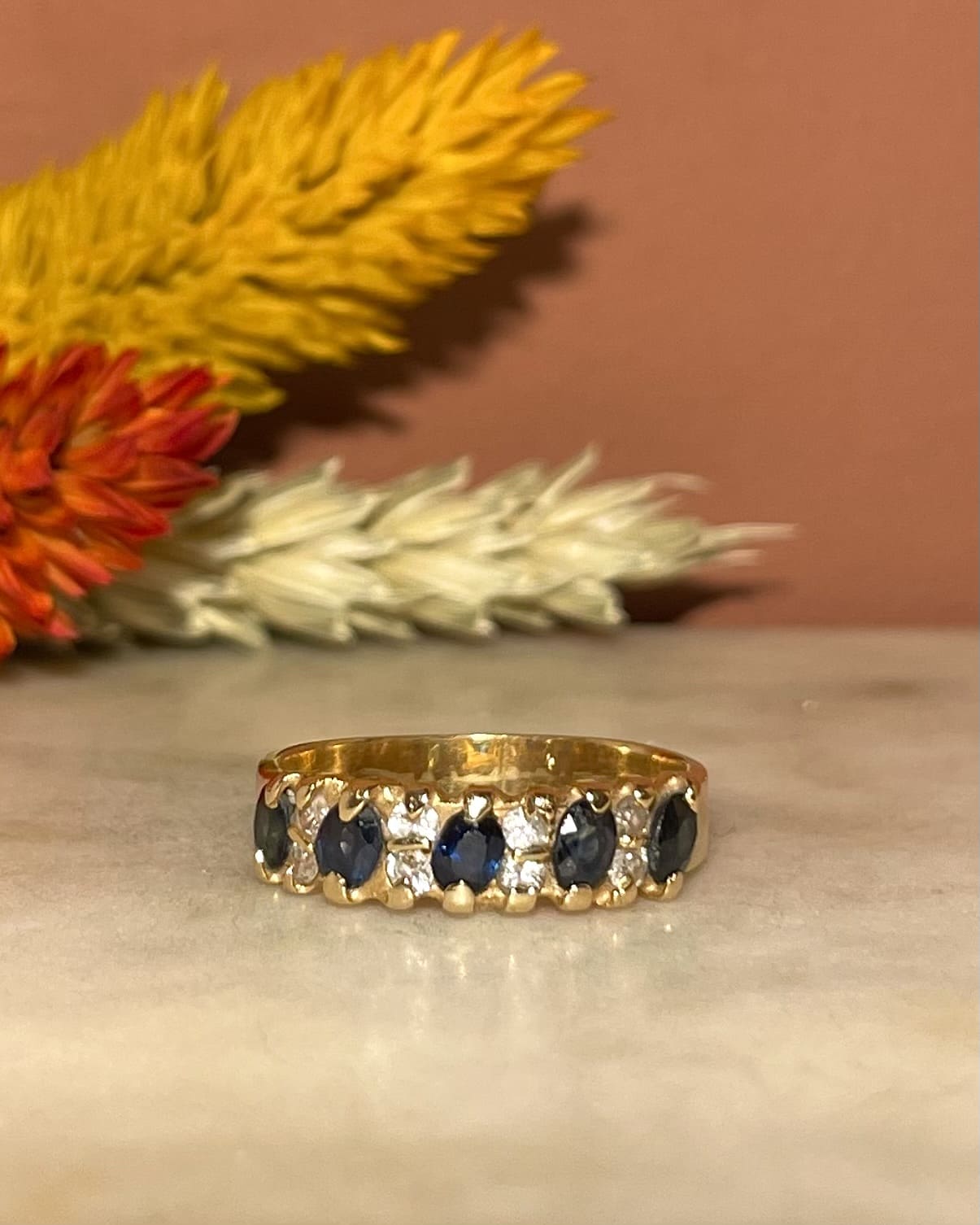 Bague Rivière 5 Saphirs &amp; 8 Diamants "Jolanne" - Elliade Paris