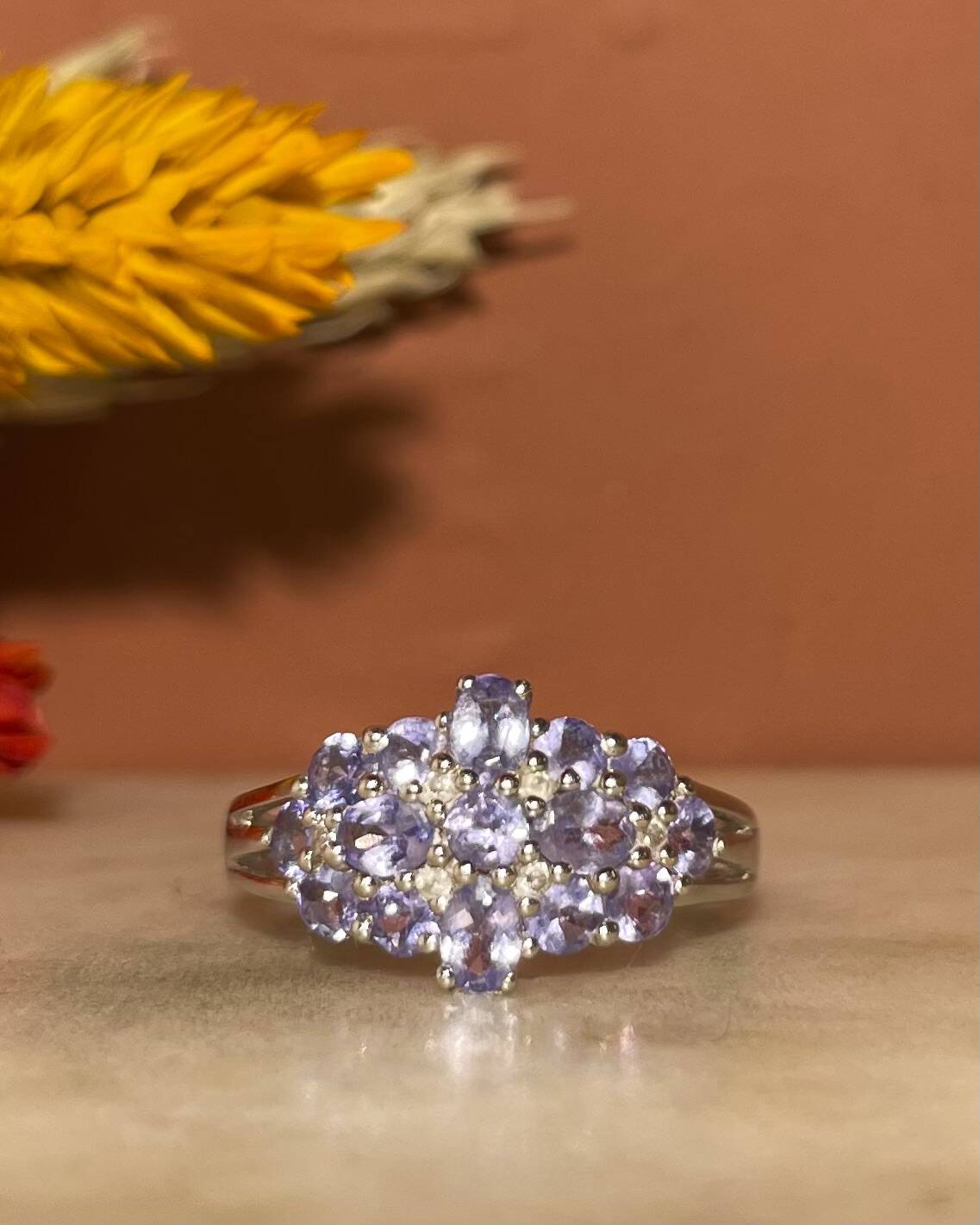 Anillo de río "Karolyne" de tanzanita y diamantes