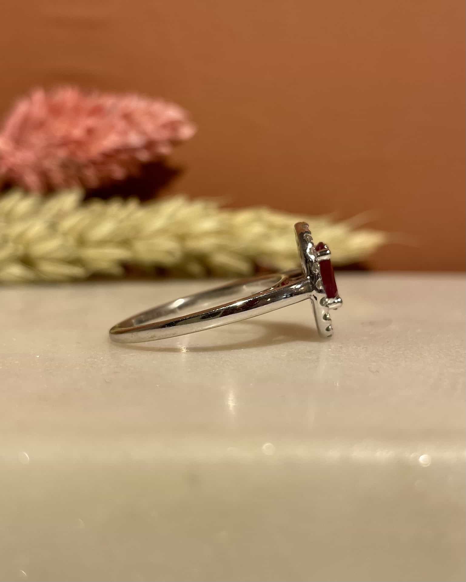 Anillo estilo Art Déco con rubí y 20 diamantes "Esloveno"