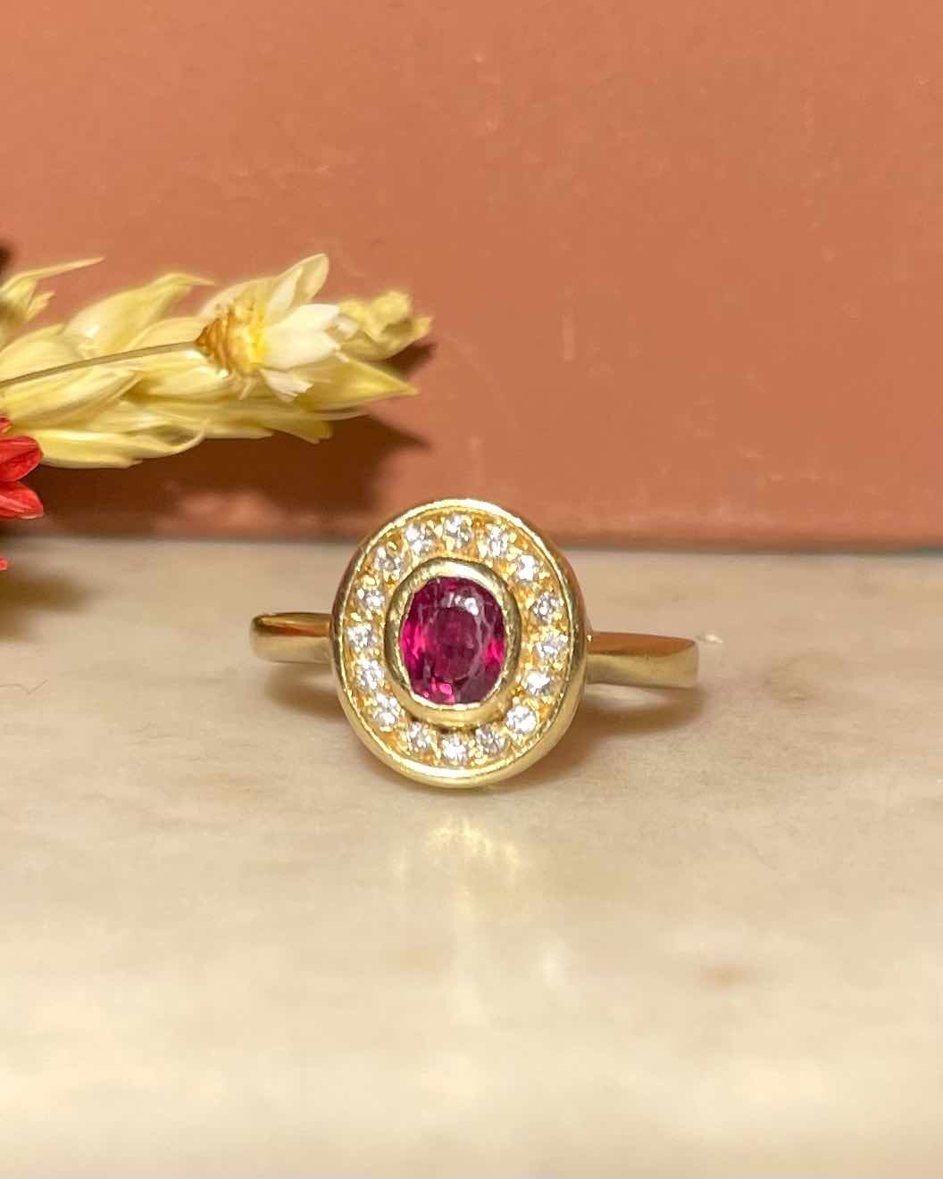 Anillo de rubí y diamantes estilo art déco "Andreane"