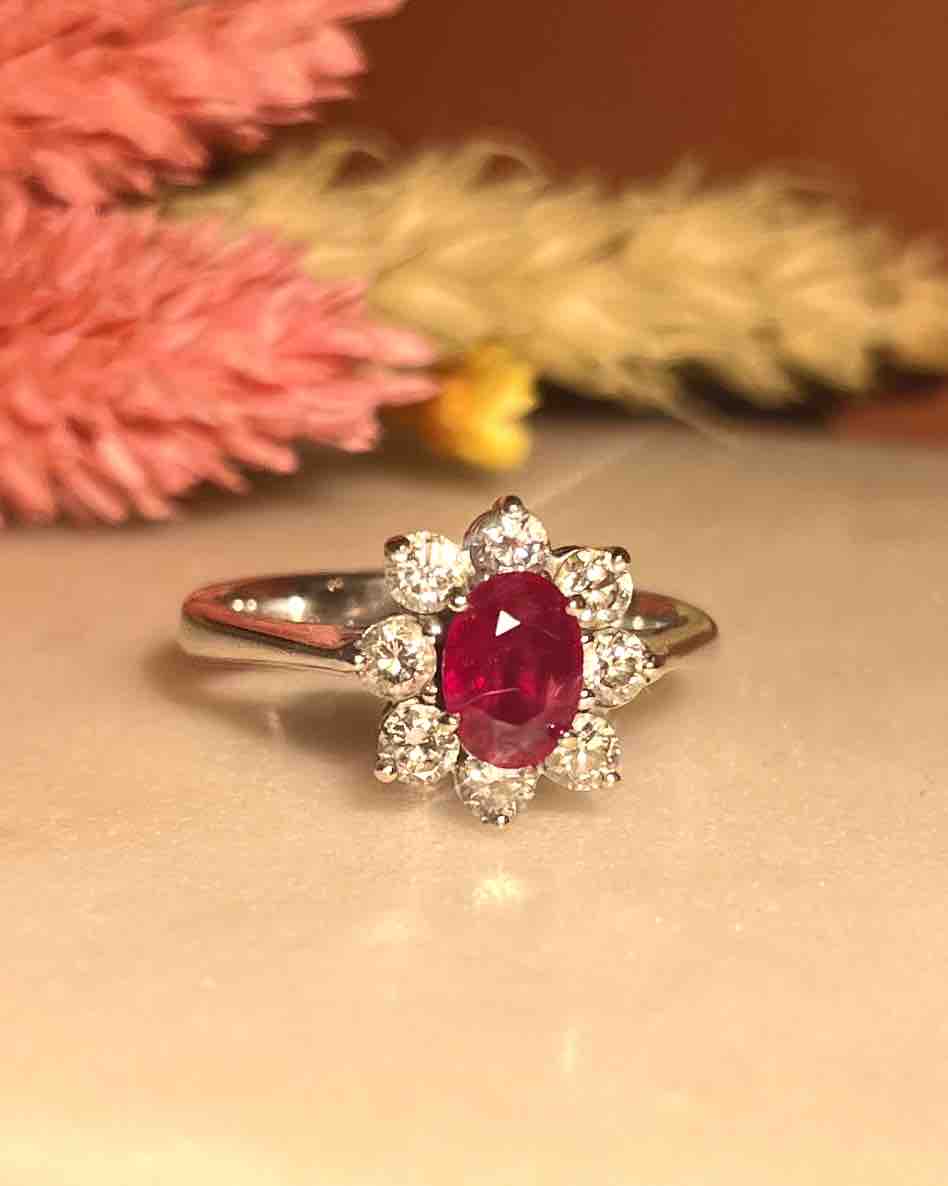 Anillo &quot;Clarisse&quot; con rubí de 0,90 quilates y margarita de diamante de 0,64 quilates