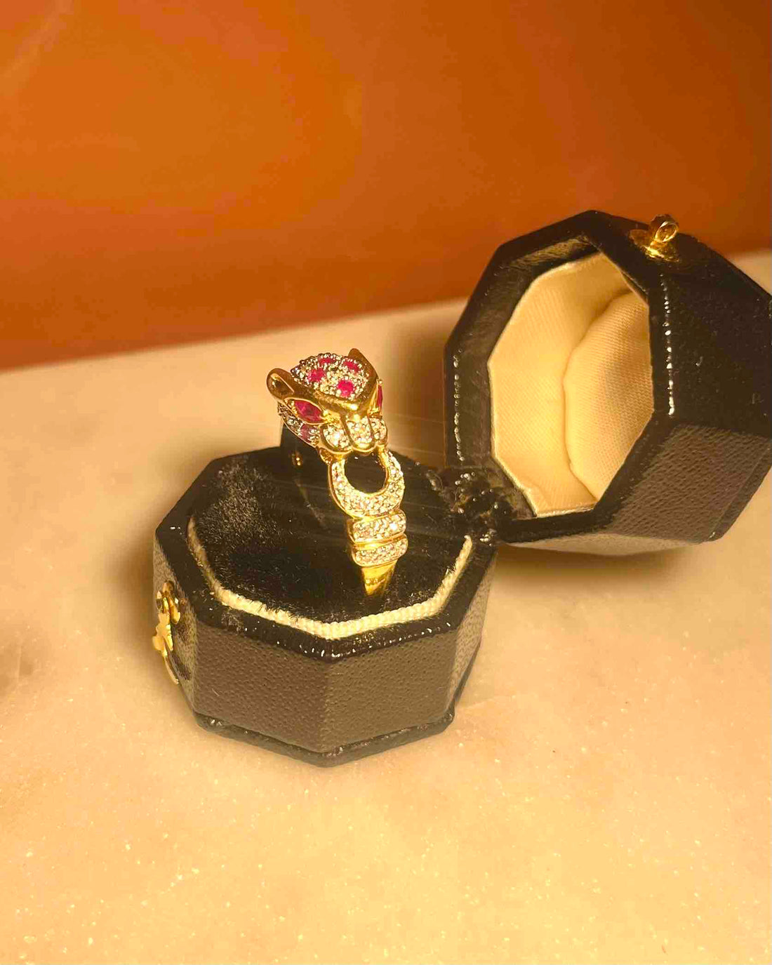 Anillo de pantera de rubí y diamantes &quot;Sasha&quot;