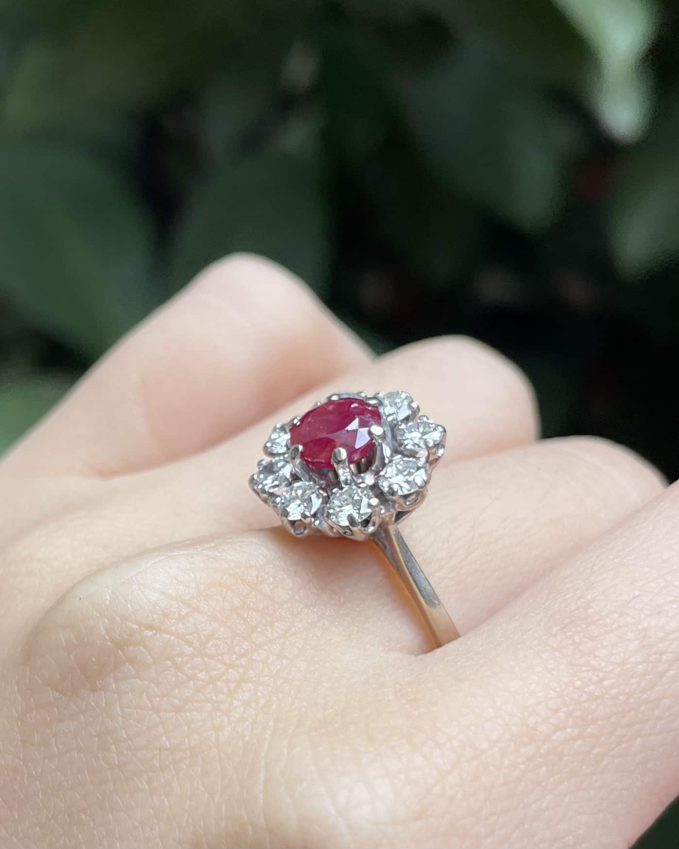 Anillo de margarita &quot;Lyssandre&quot; de 1,10 quilates con rubí y 8 diamantes