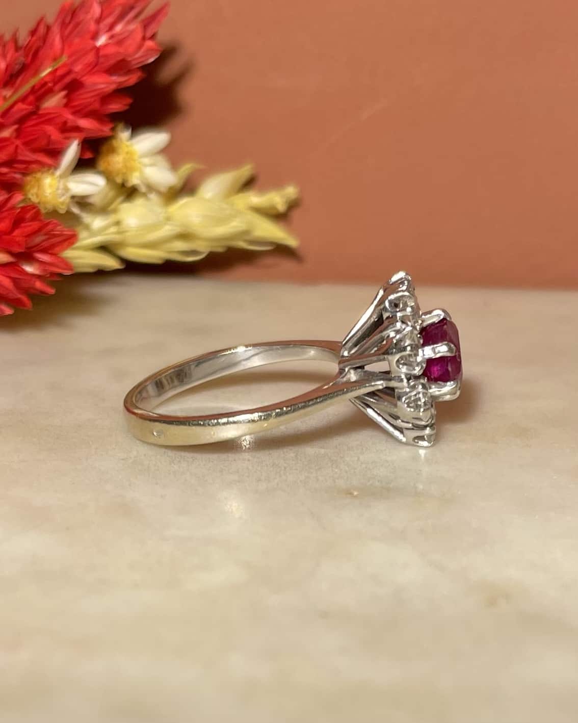 Anillo de margarita &quot;Lyssandre&quot; de 1,10 quilates con rubí y 8 diamantes