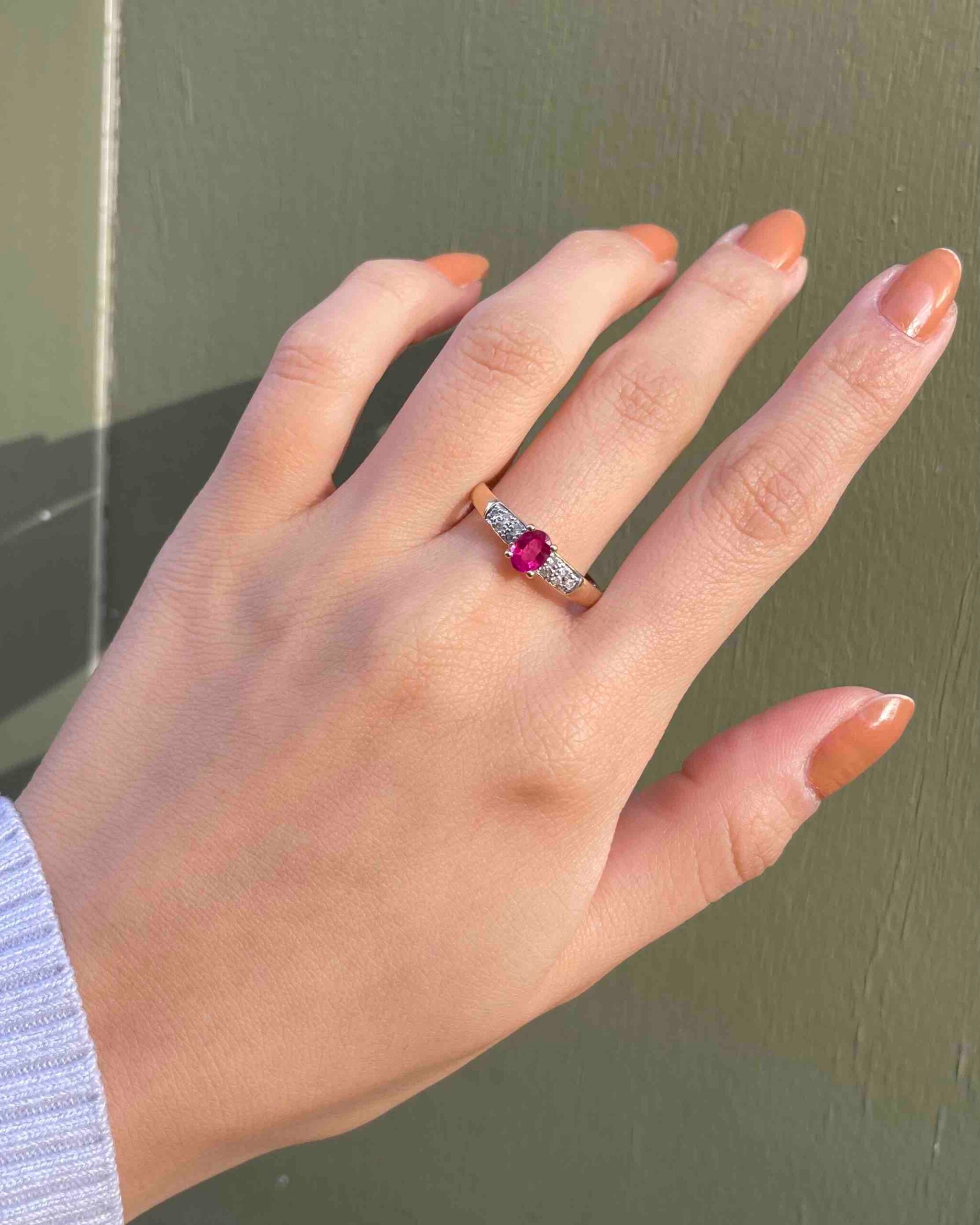 Anillo brazalete de diamantes y rubíes "Emeline"