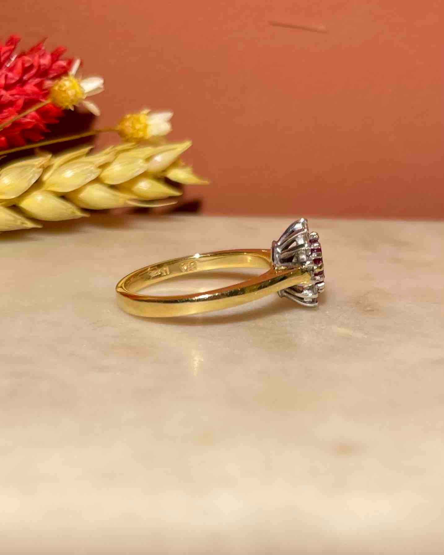 Anillo "Alice" con margaritas de rubí y diamantes