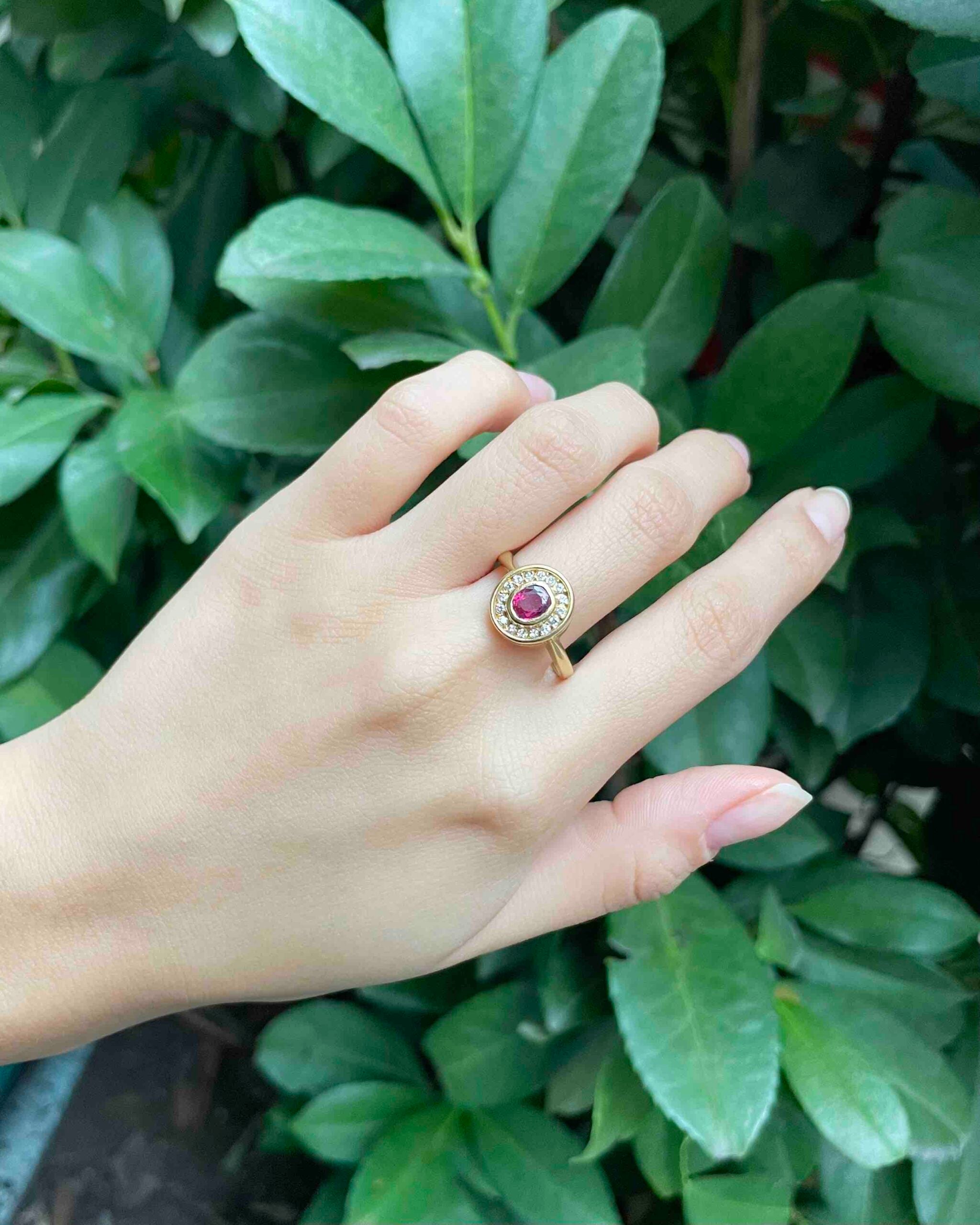 Anillo de rubí y diamantes estilo art déco "Andreane"