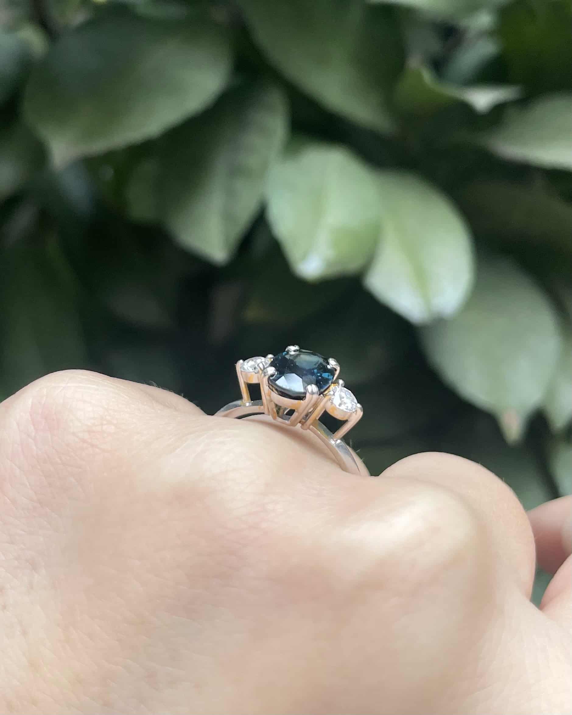 Bague Trilogie Saphir 2.35 carats &amp; Diamants "Auriane" - Elliade Paris