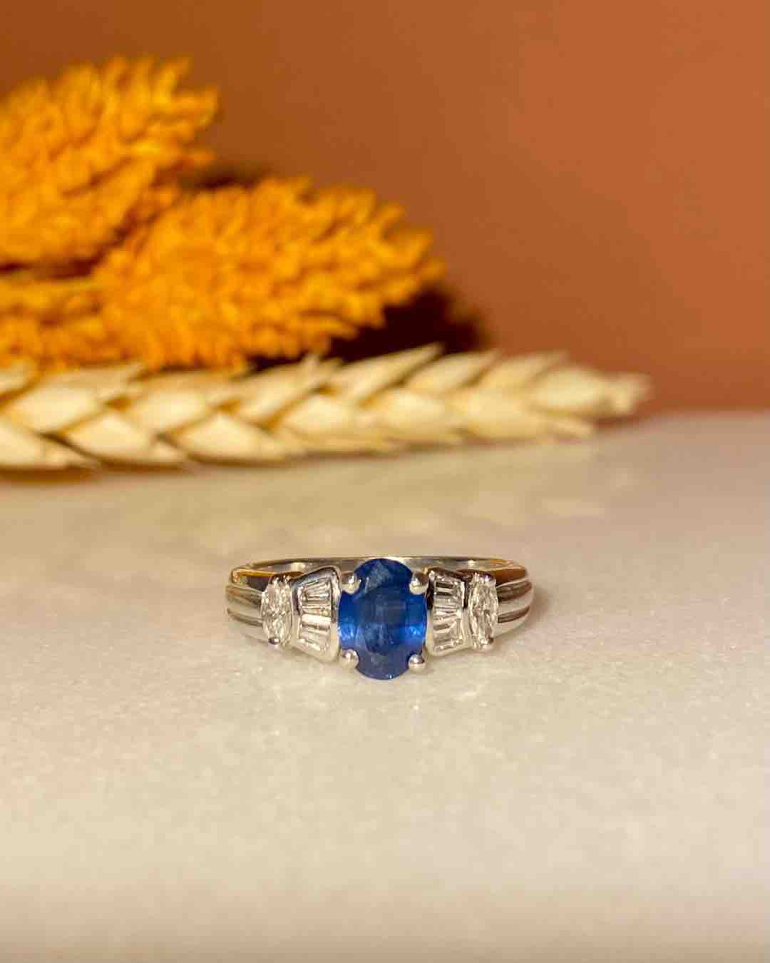 Anillo trilogía de zafiro y diamantes de 1 quilate &quot;Ghita&quot;