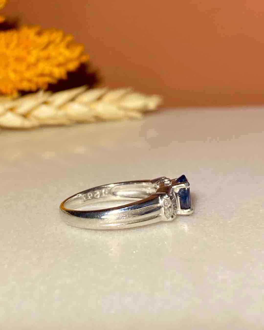 Anillo trilogía de zafiro y diamantes de 1 quilate &quot;Ghita&quot;