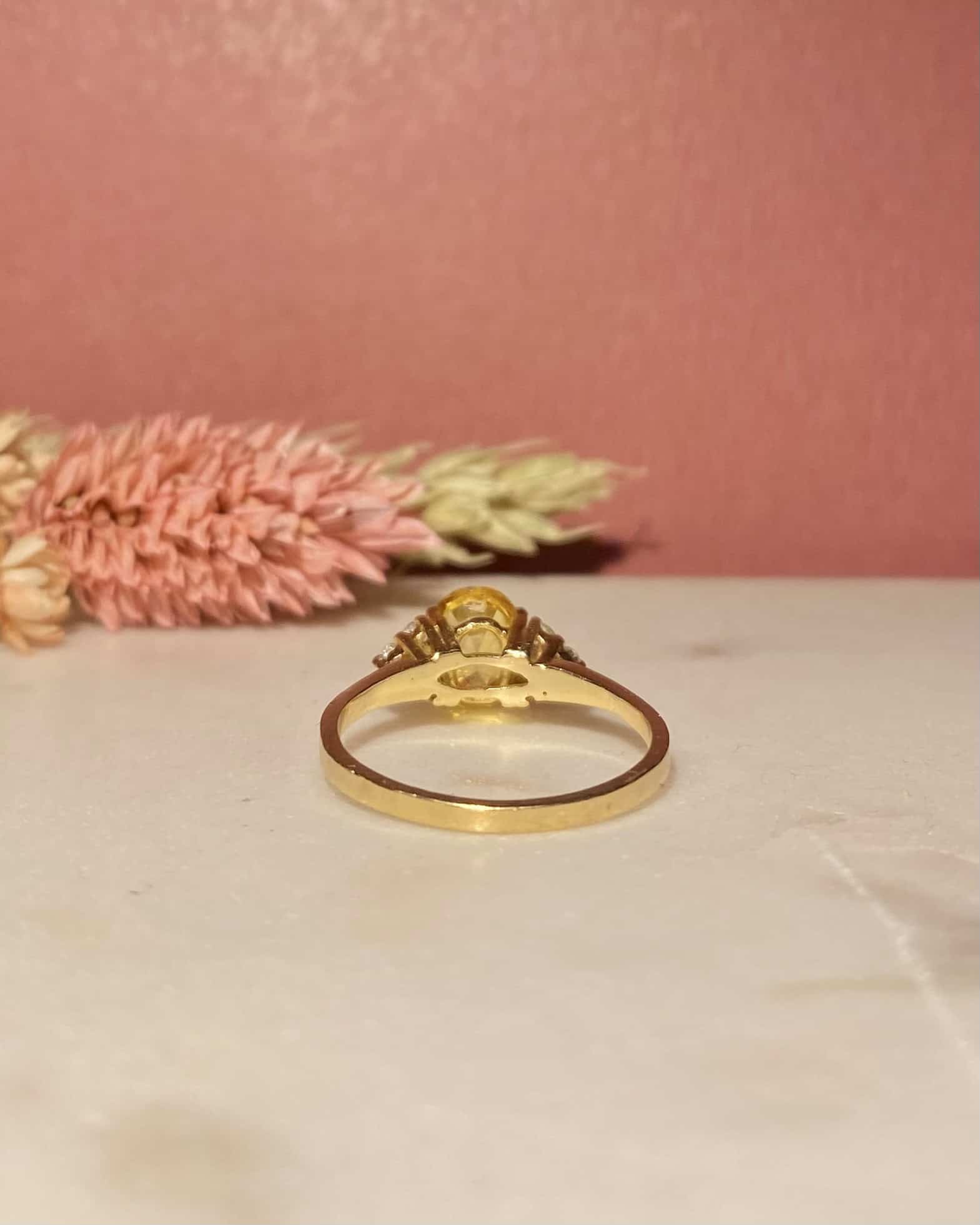 Bague Trilogie Saphir Jaune 1.40 carat &amp; 6 Diamants "Mira" - Elliade Paris