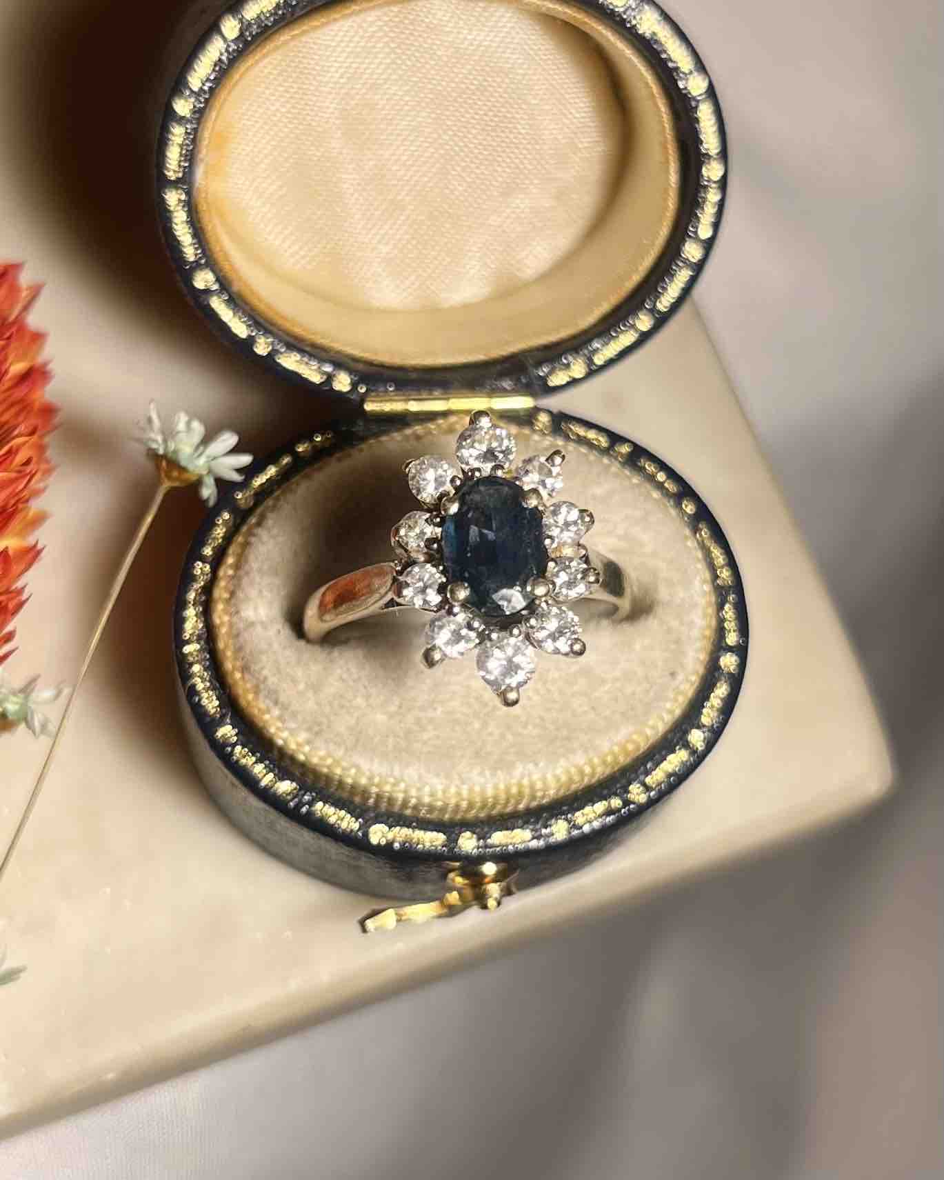 Anillo "Zareya" con zafiro de 1 quilate y 10 diamantes en forma de margarita