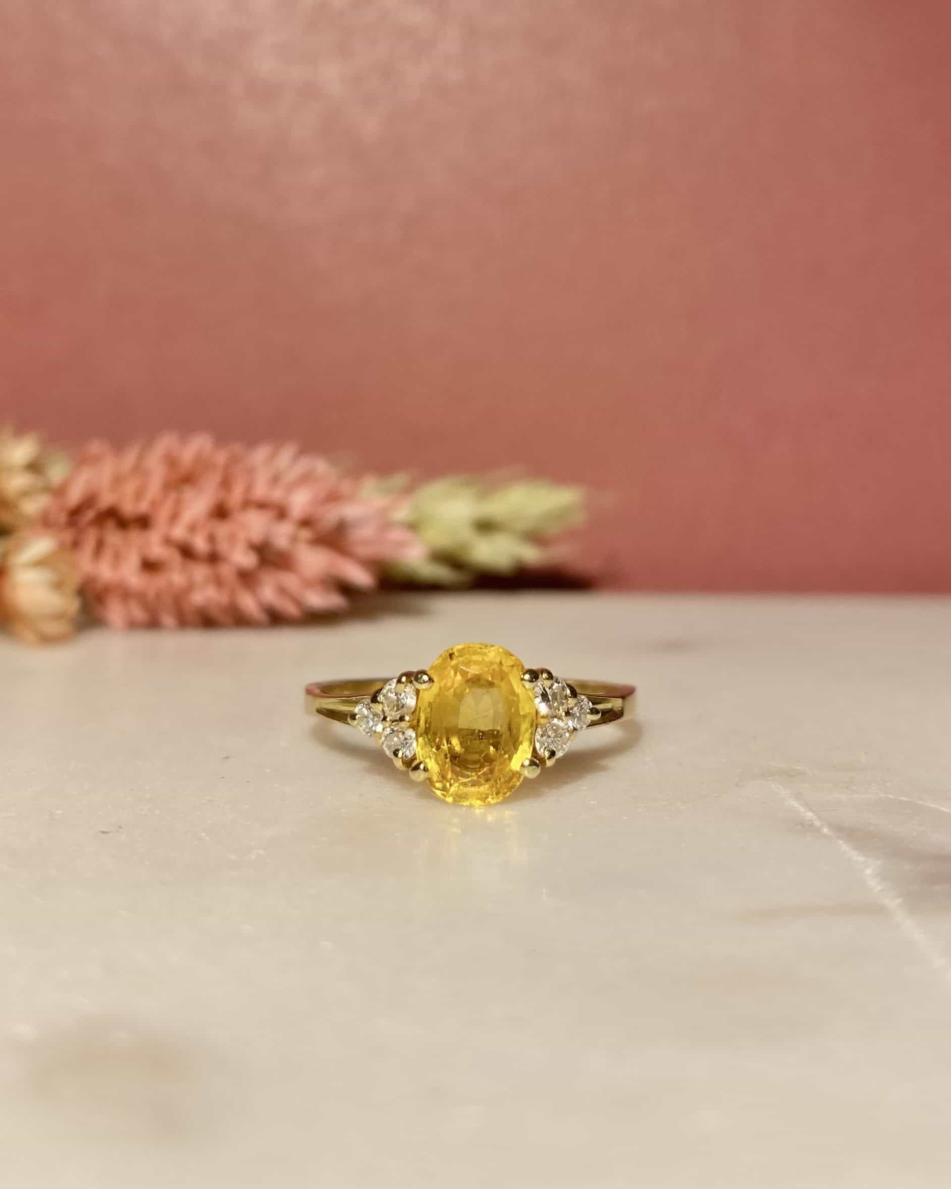 Bague Trilogie Saphir Jaune 1.40 carat &amp; 6 Diamants "Mira" - Elliade Paris
